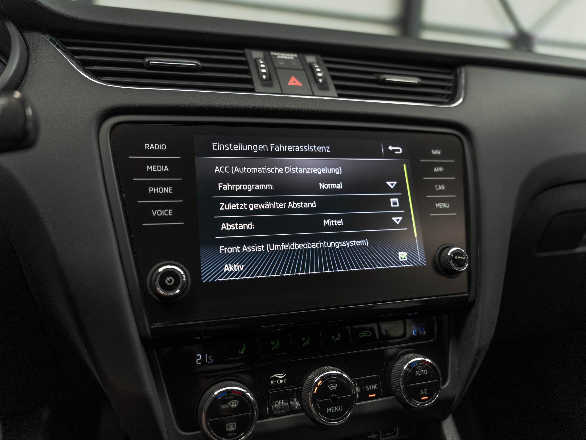 SKODA Octavia Combi 1.6 TDI Ambition DSG-image-25