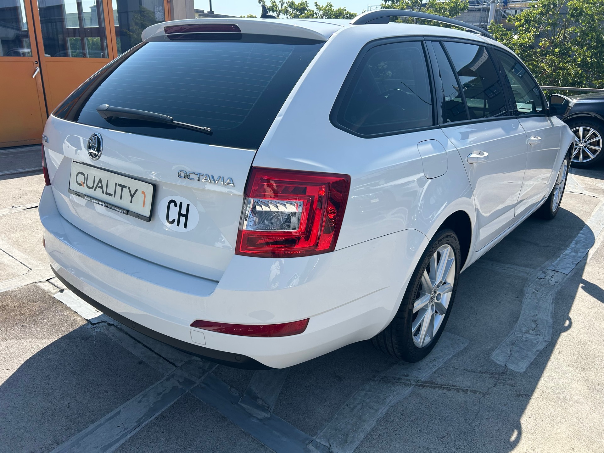 SKODA Octavia Combi 2.0 TDI Style-image-3