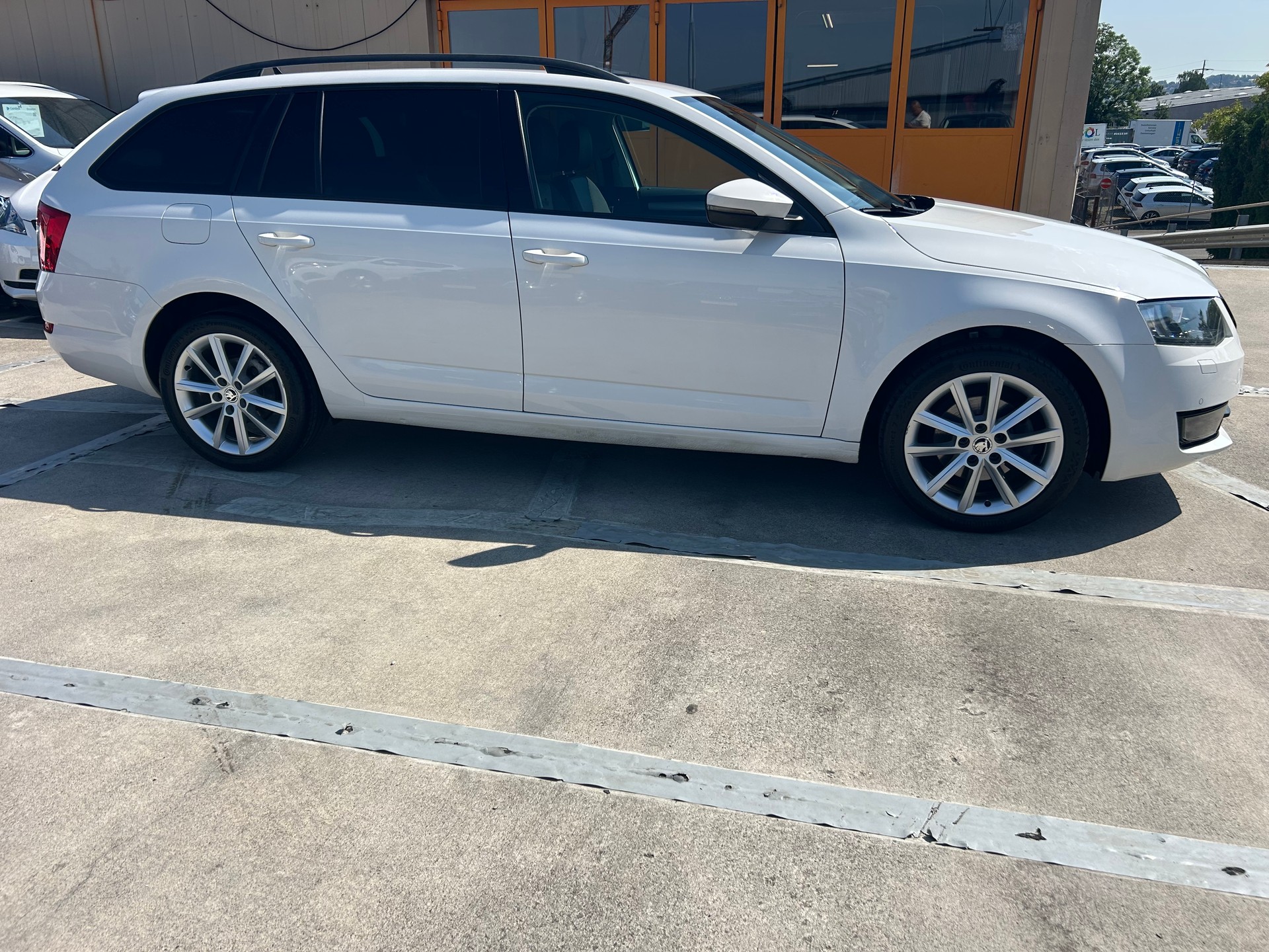 SKODA Octavia Combi 2.0 TDI Style-image-4
