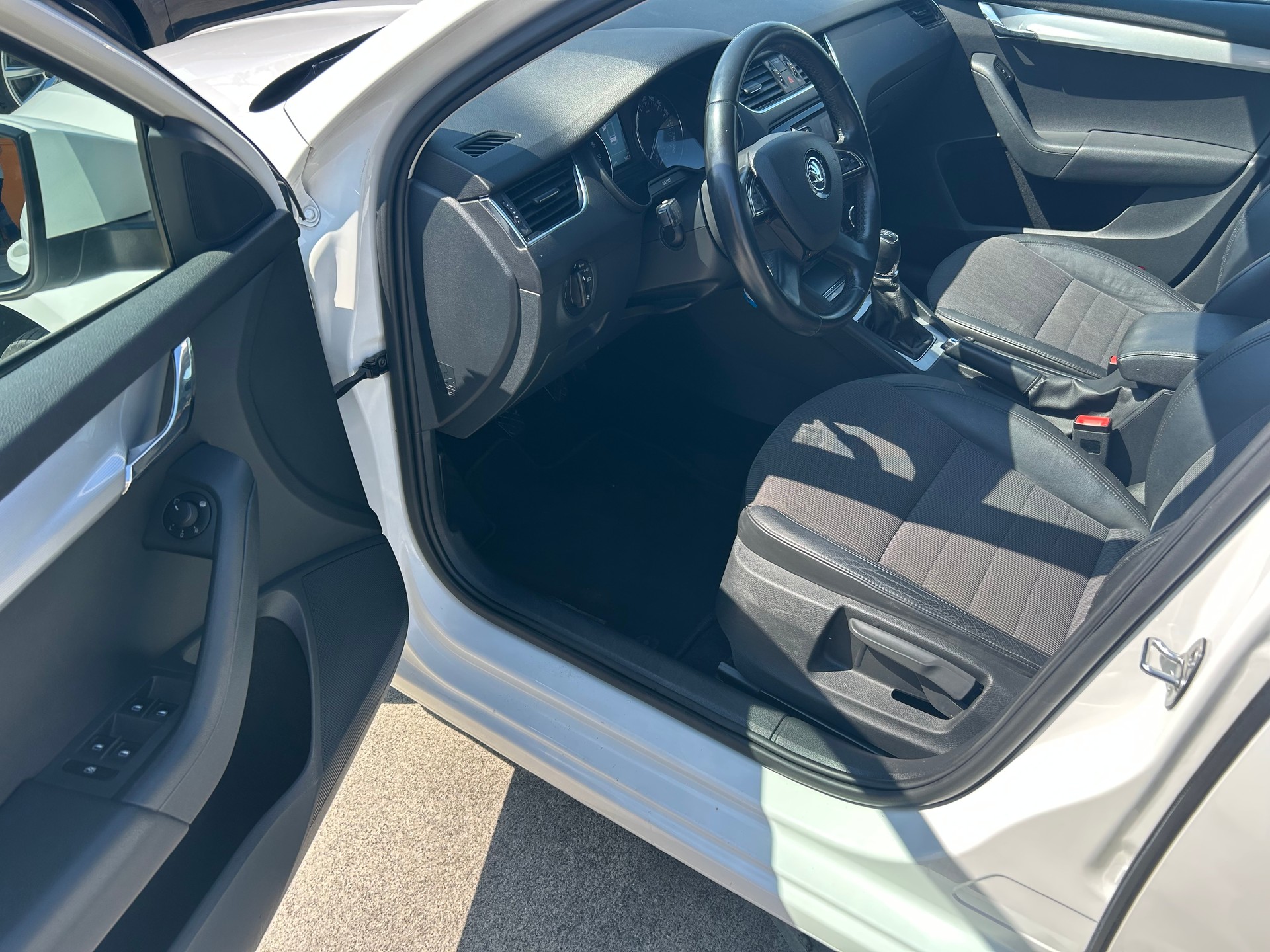 SKODA Octavia Combi 2.0 TDI Style-image-10