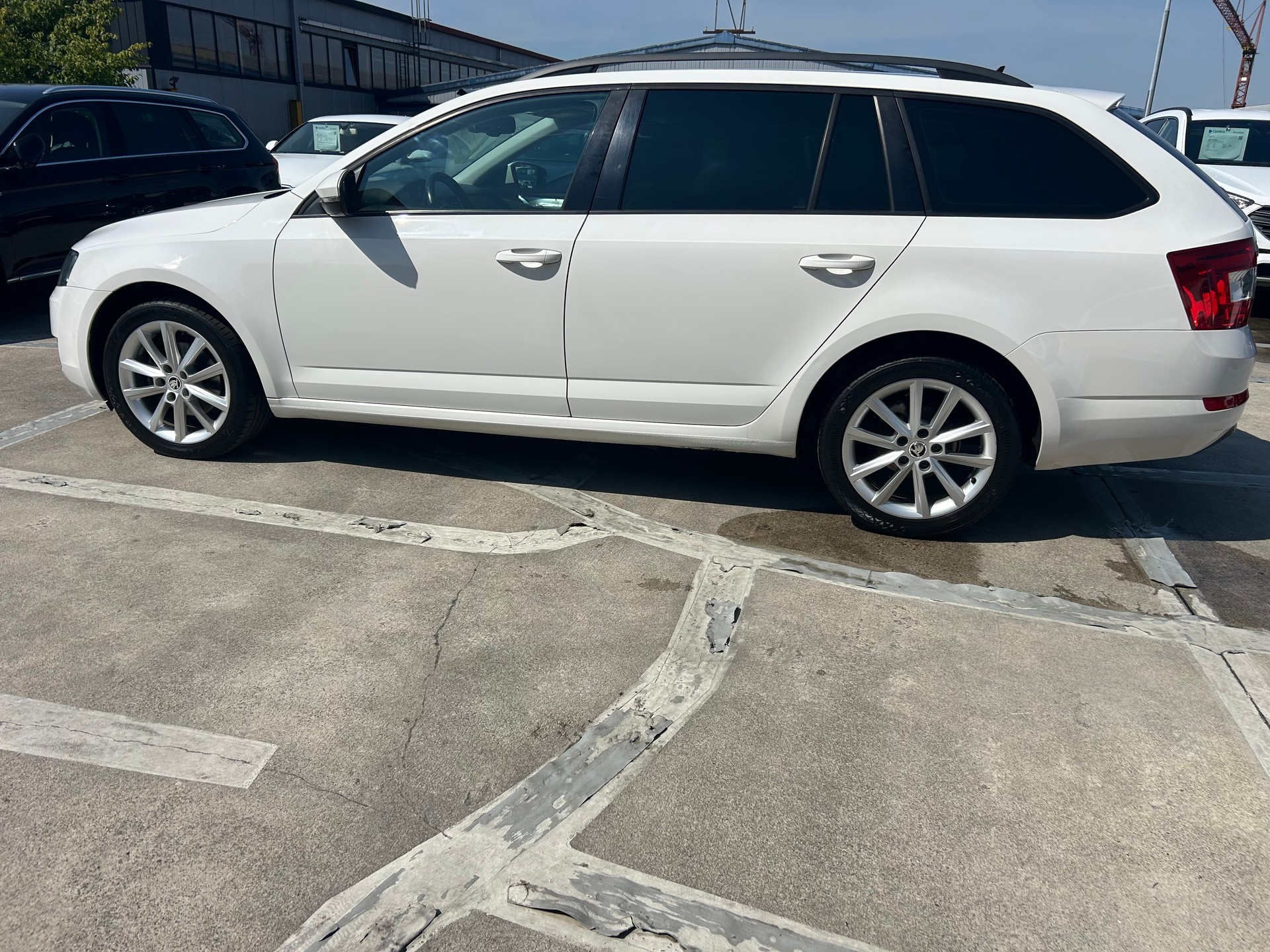 SKODA Octavia Combi 2.0 TDI Style-image-1
