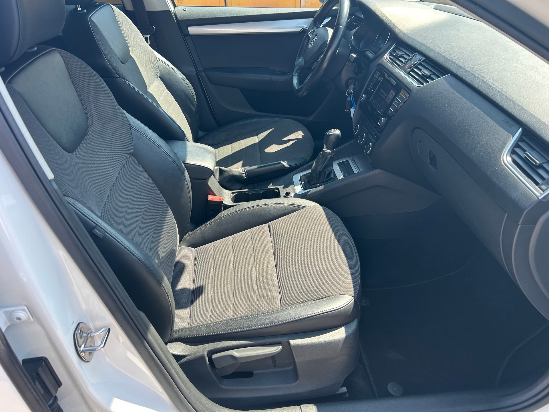 SKODA Octavia Combi 2.0 TDI Style-image-6
