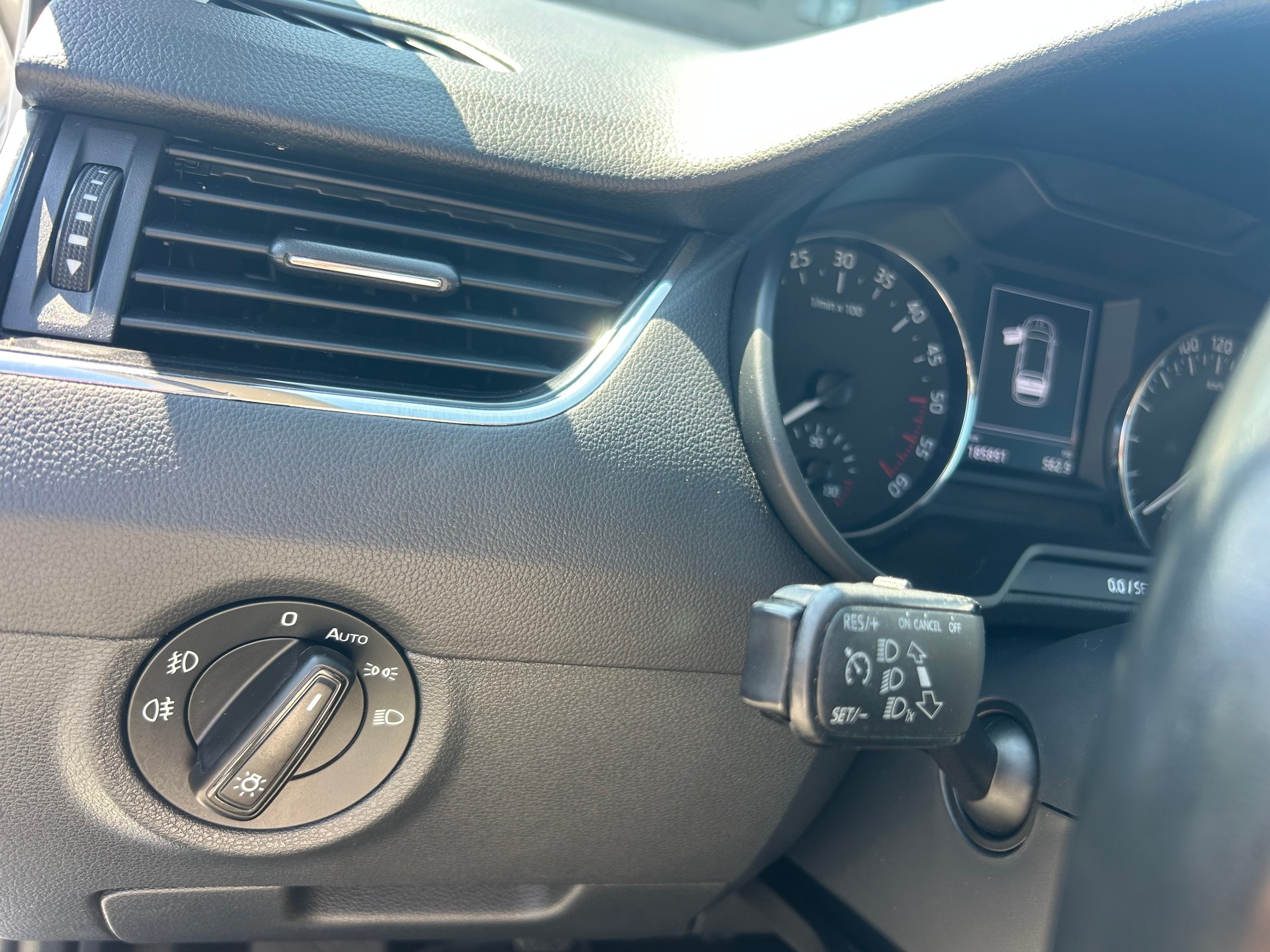 SKODA Octavia Combi 2.0 TDI Style-image-11