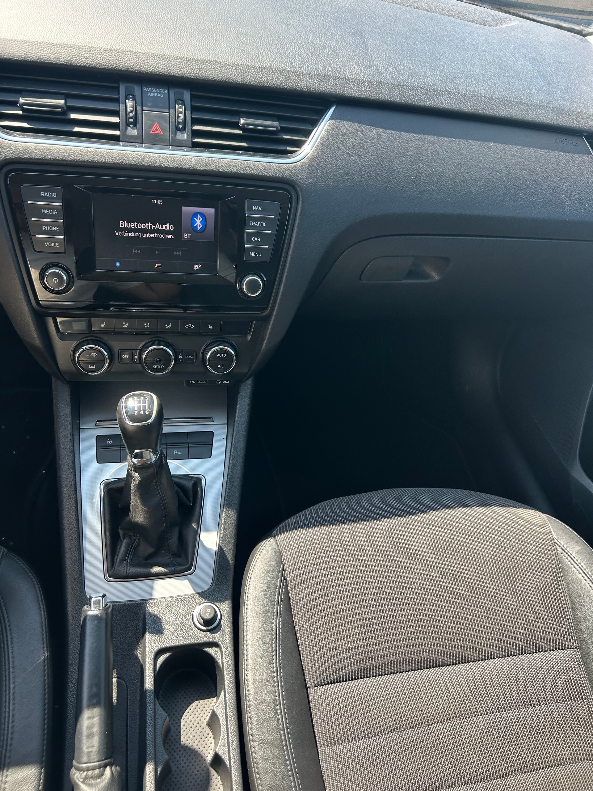 SKODA Octavia Combi 2.0 TDI Style-image-12
