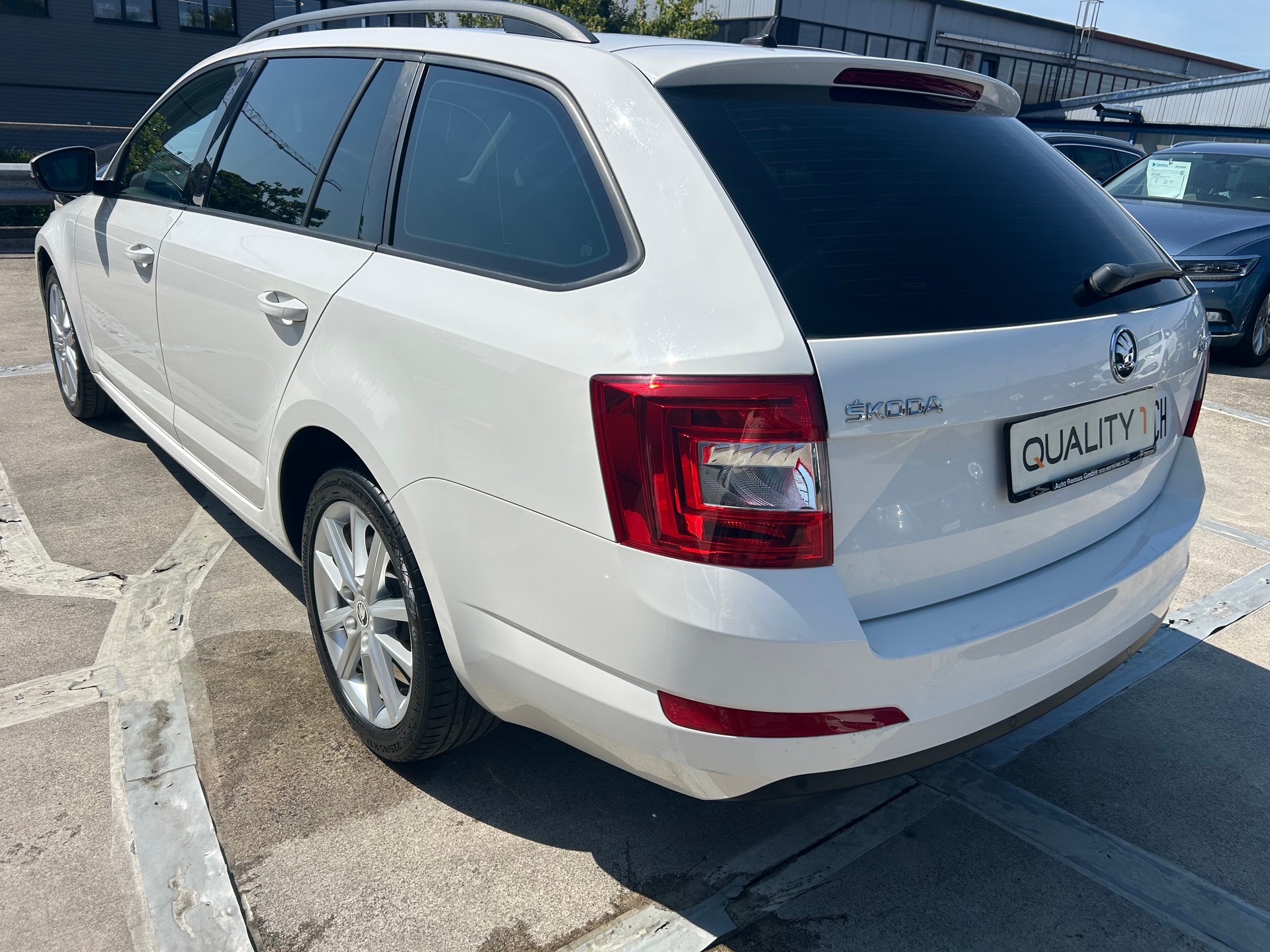 SKODA Octavia Combi 2.0 TDI Style-image-2