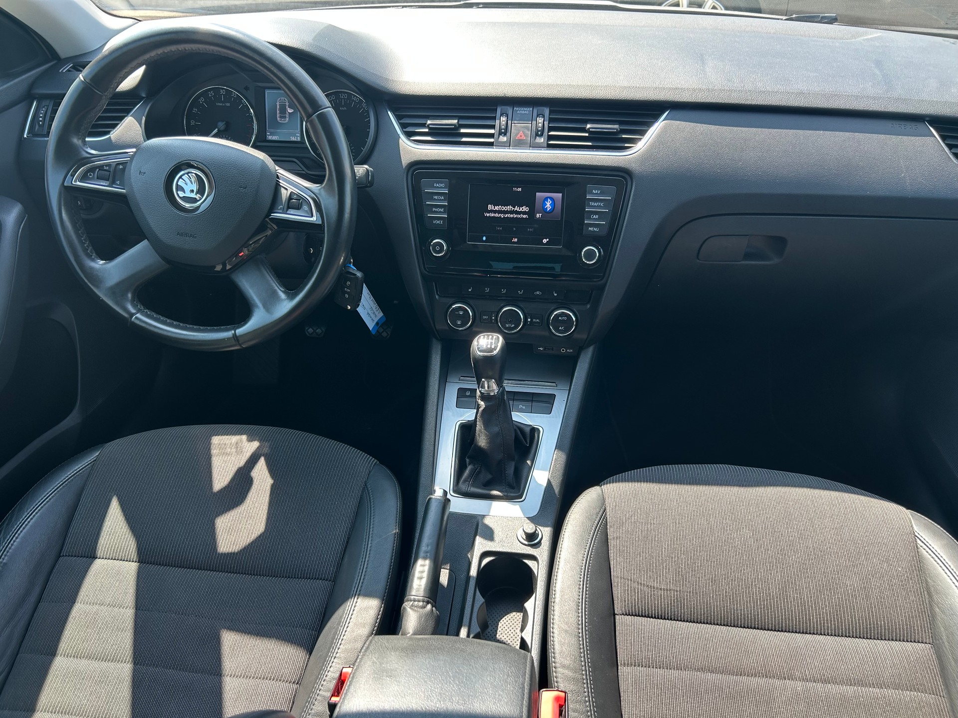 SKODA Octavia Combi 2.0 TDI Style-image-7