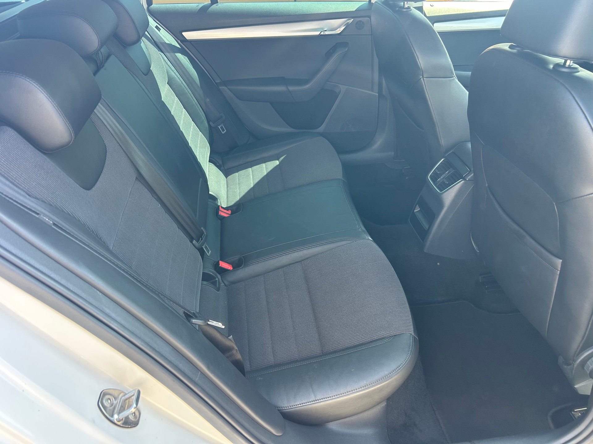SKODA Octavia Combi 2.0 TDI Style-image-8
