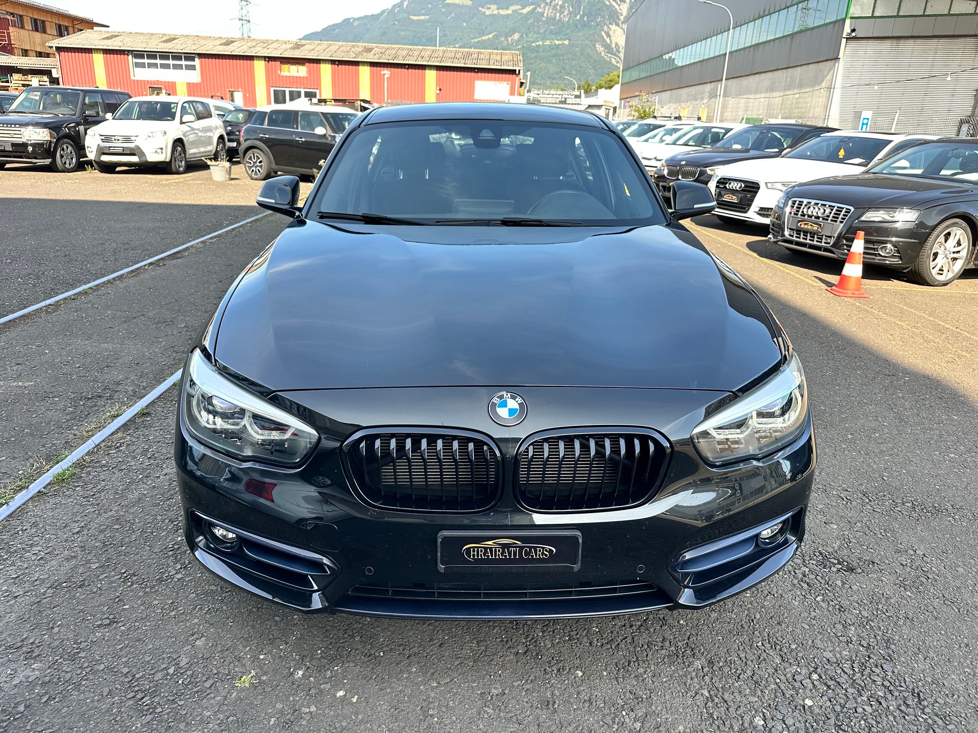 BMW 118i Essential Edition-image-0