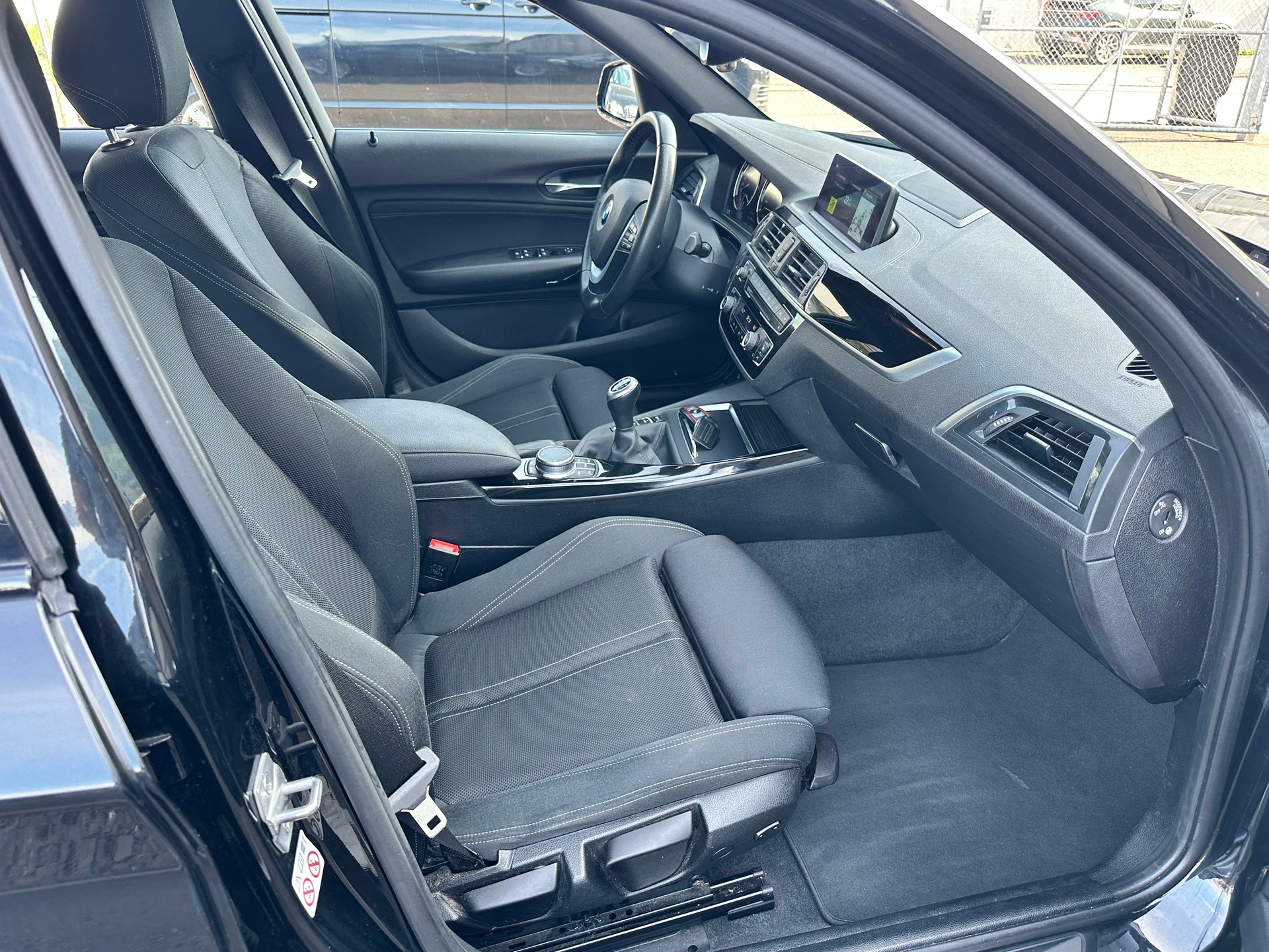 BMW 118i Essential Edition-image-14