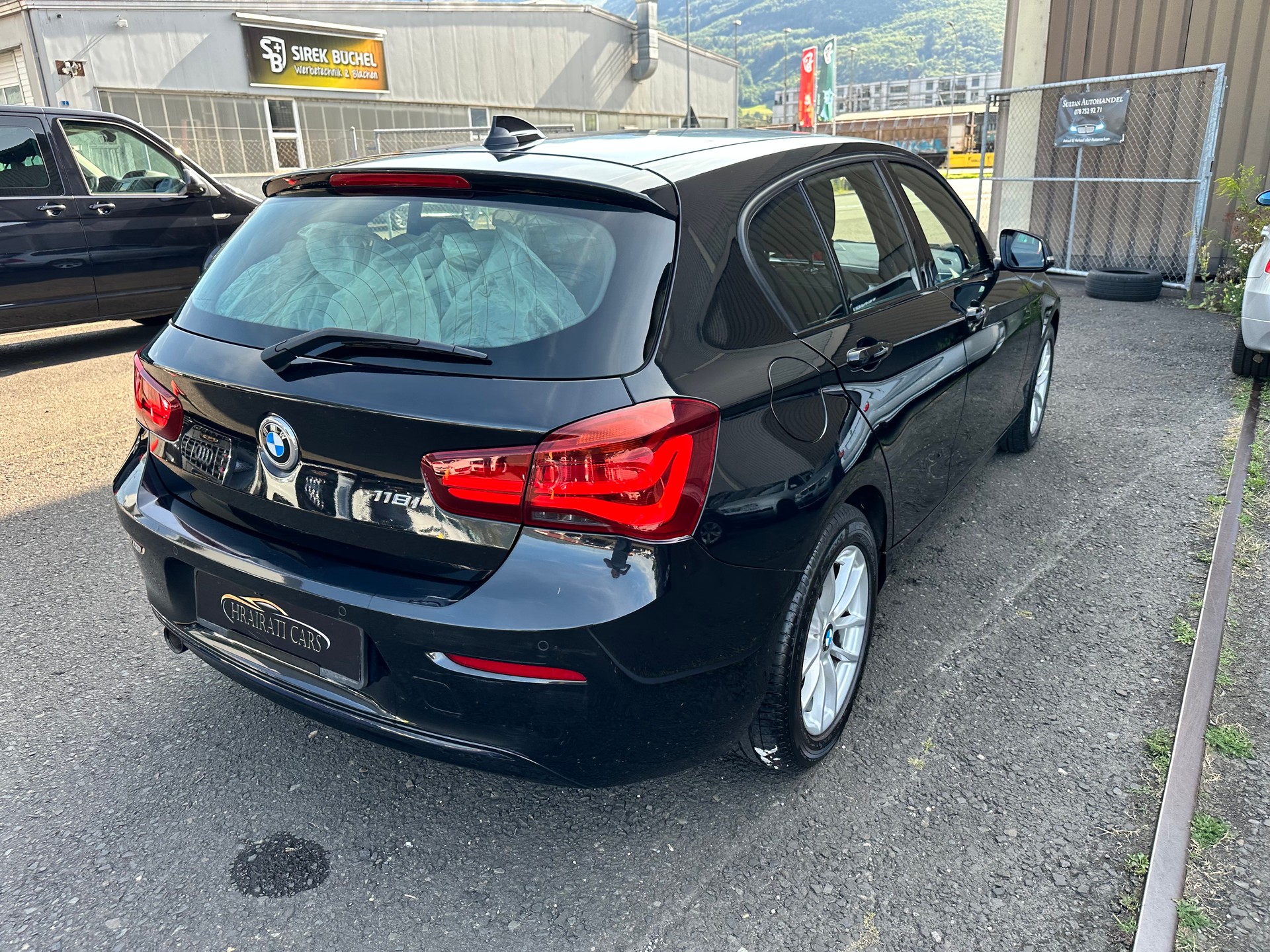 BMW 118i Essential Edition-image-7