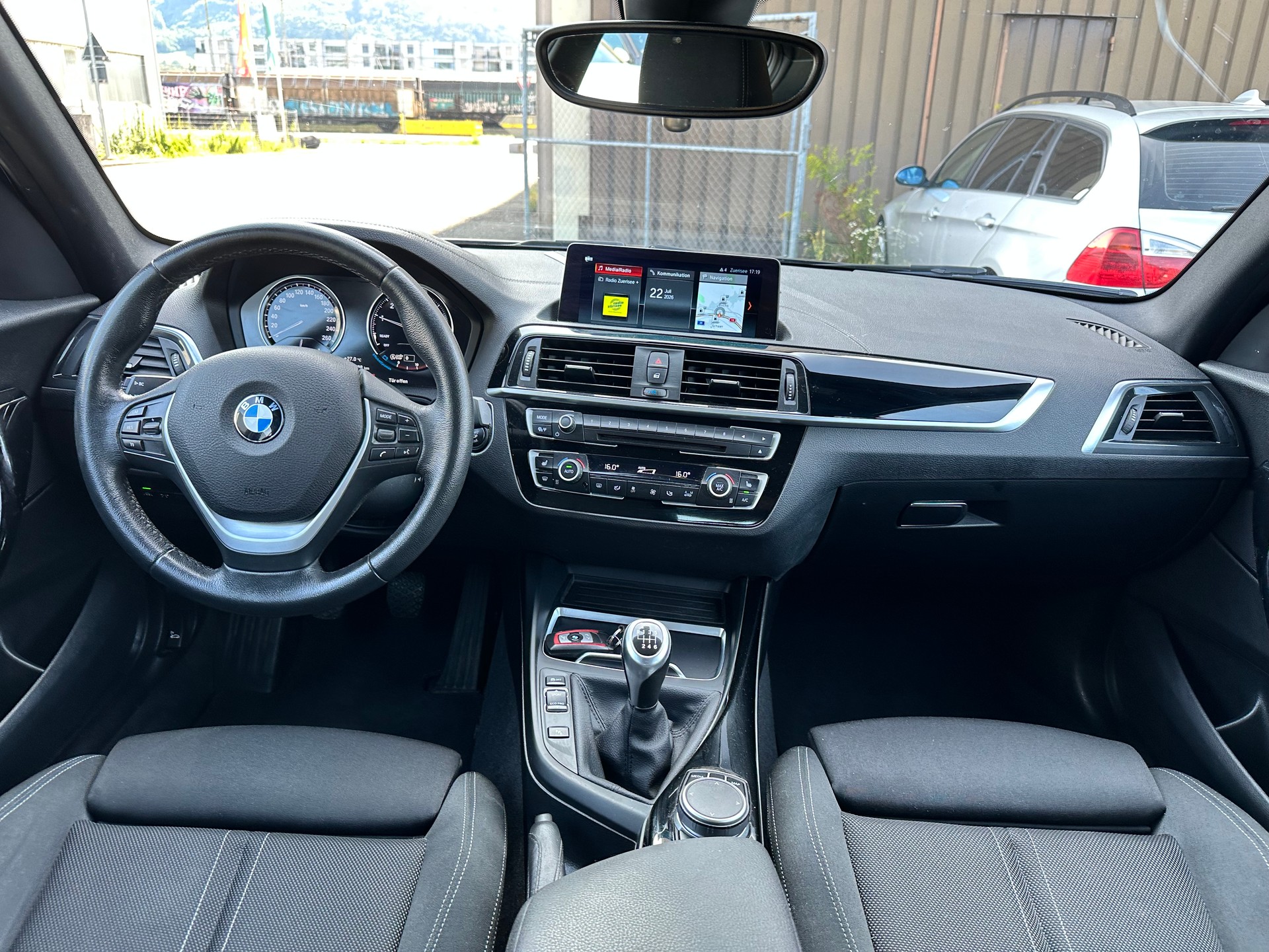 BMW 118i Essential Edition-image-10