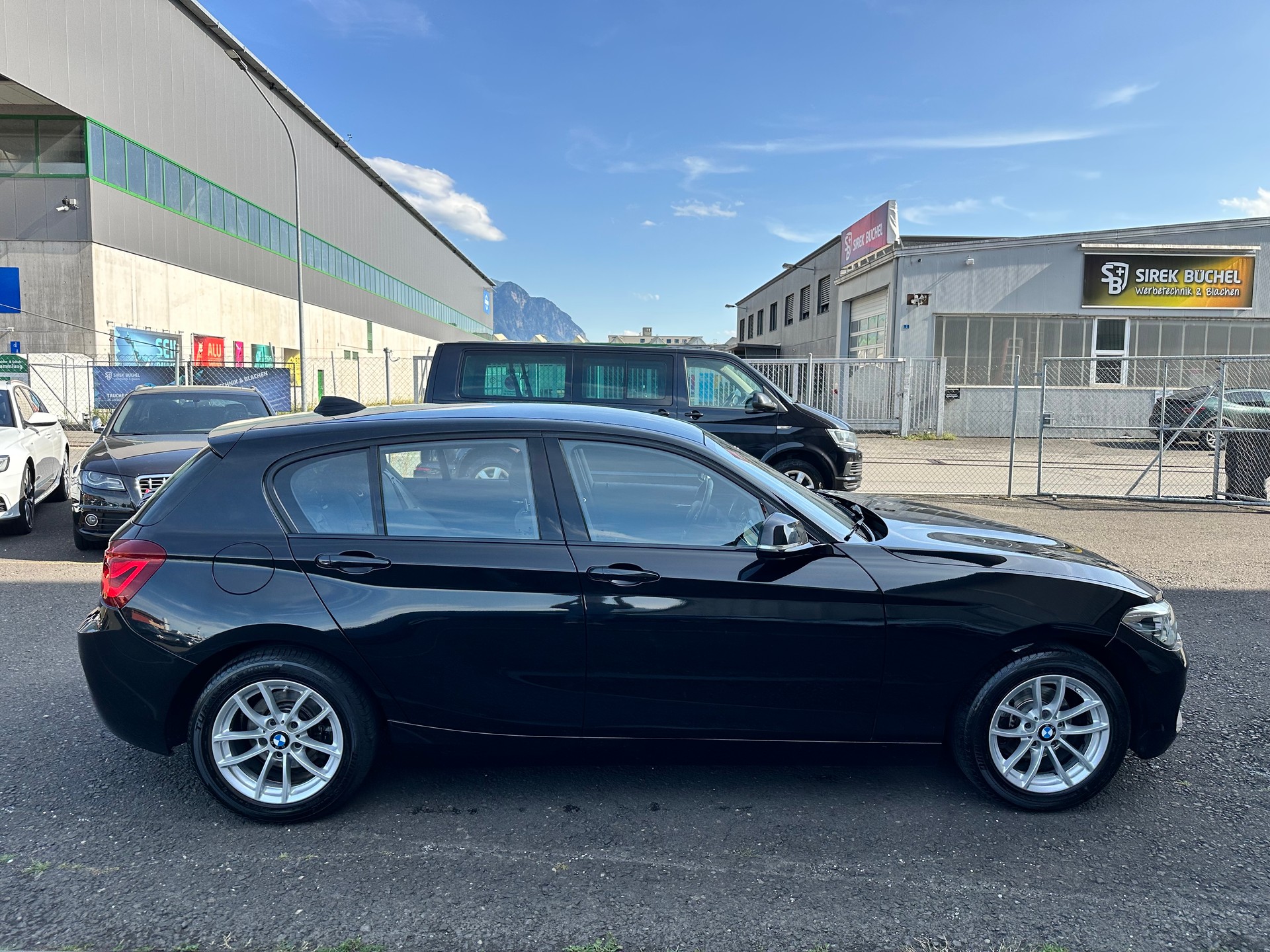 BMW 118i Essential Edition-image-8