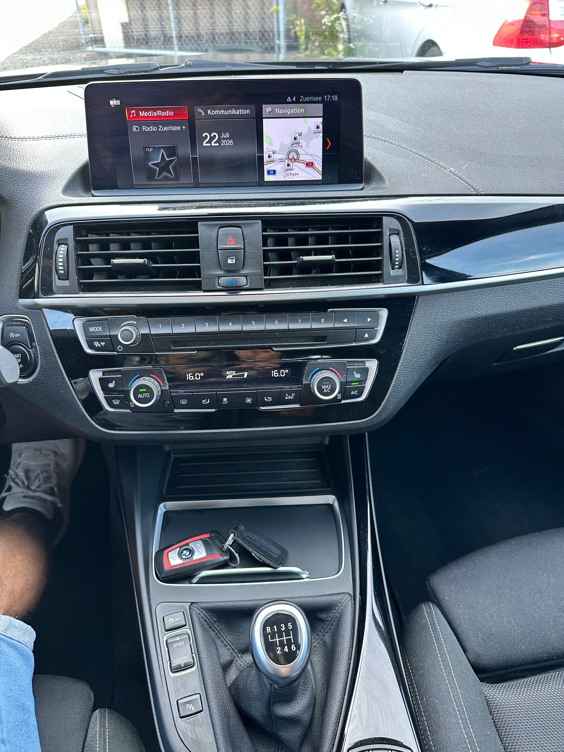 BMW 118i Essential Edition-image-11