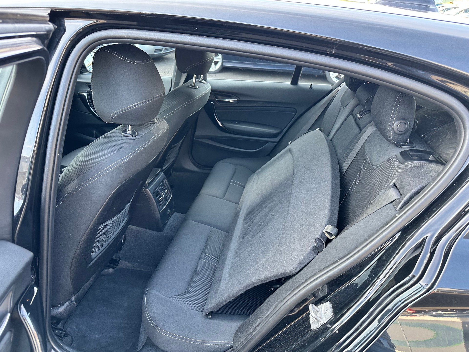 BMW 118i Essential Edition-image-13