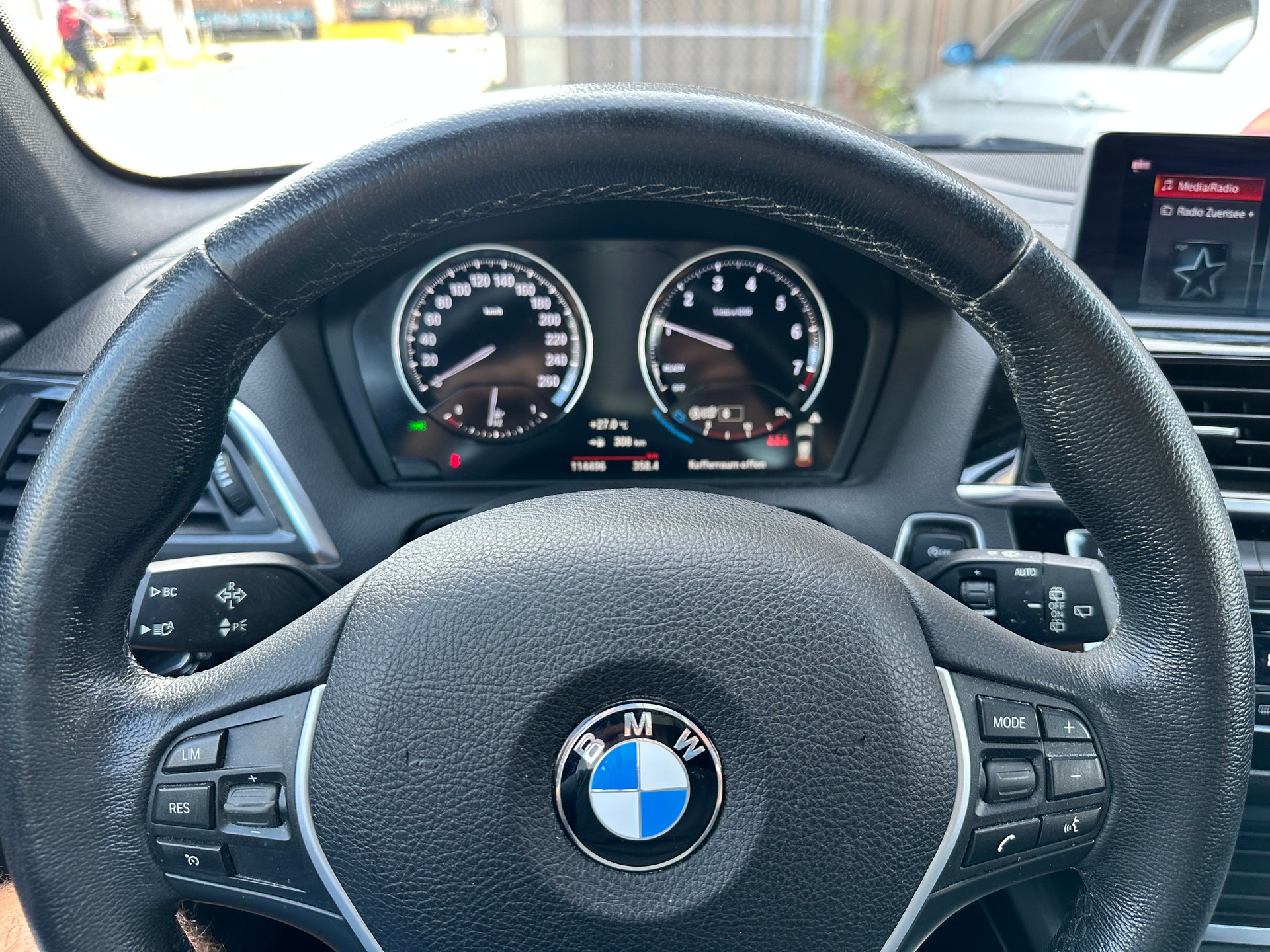 BMW 118i Essential Edition-image-9