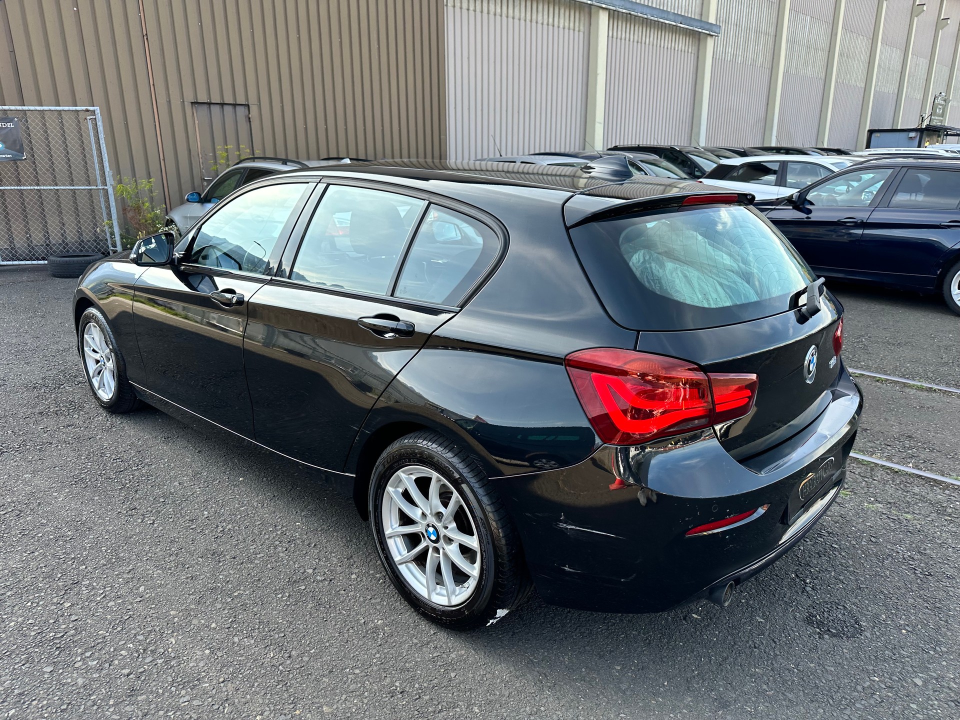 BMW 118i Essential Edition-image-4