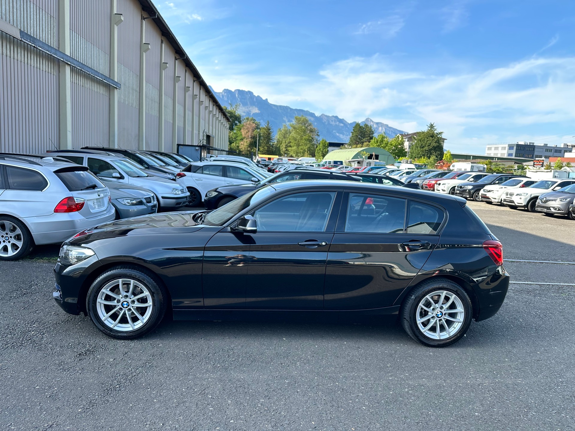 BMW 118i Essential Edition-image-3