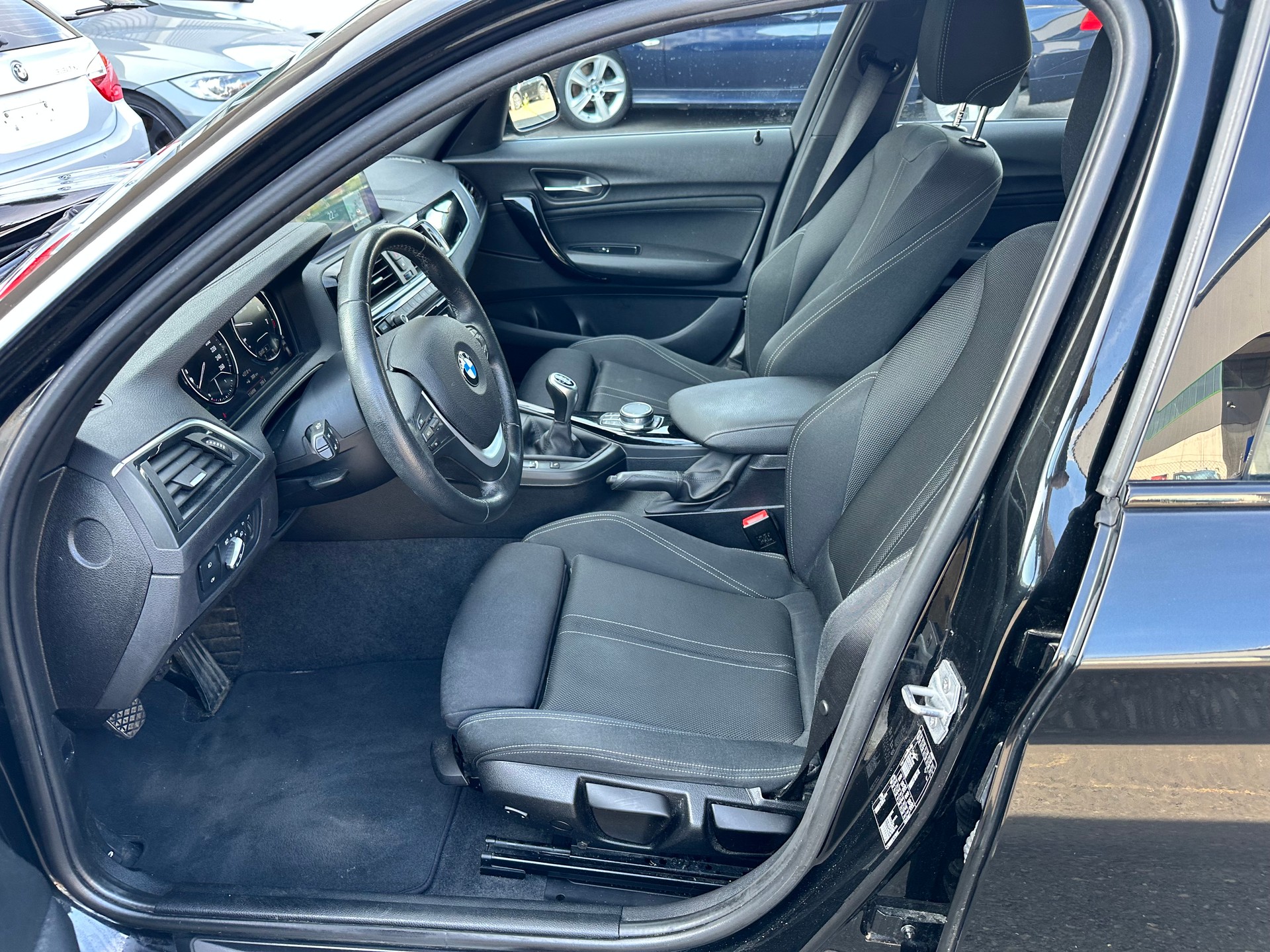 BMW 118i Essential Edition-image-12