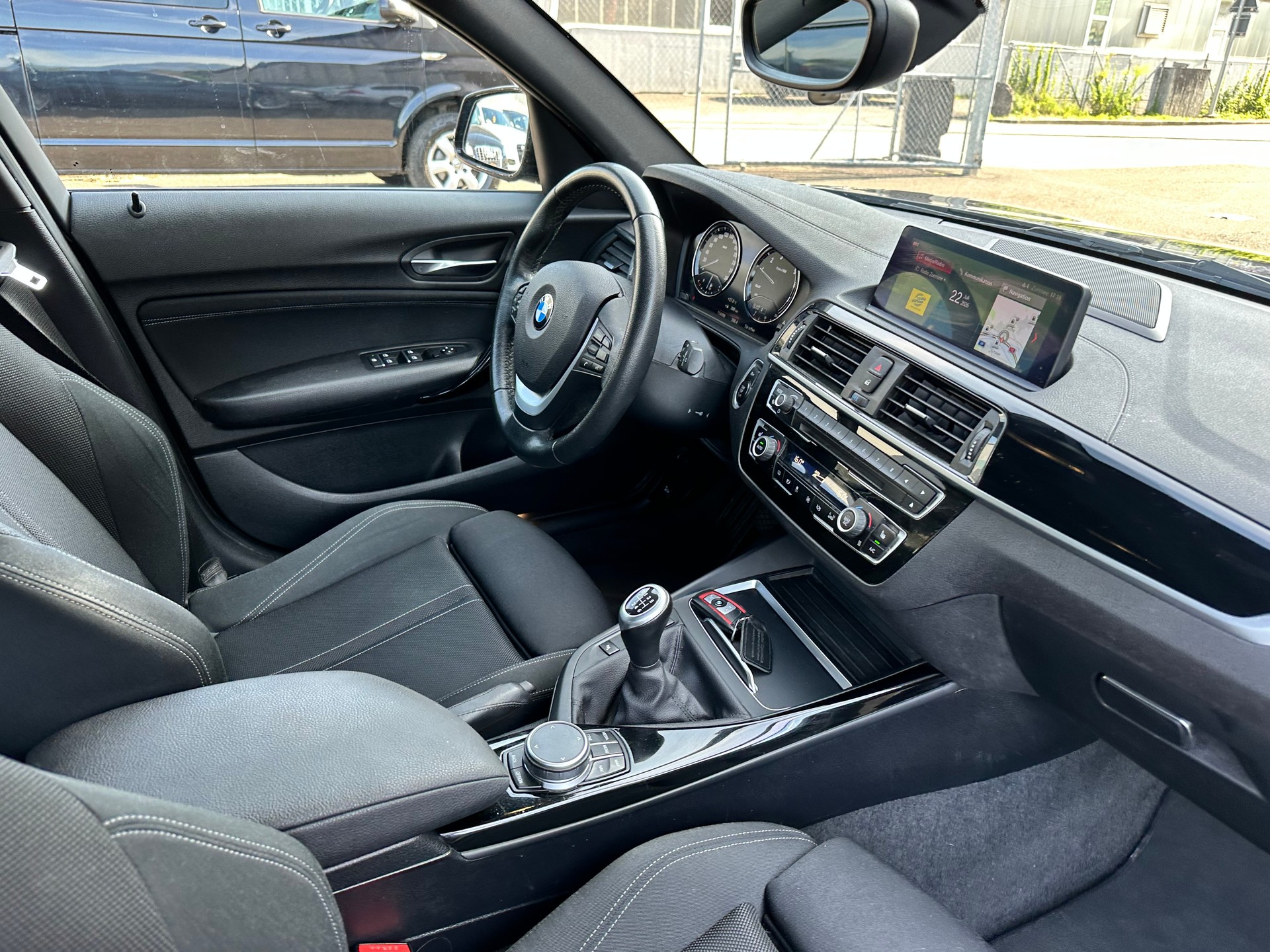 BMW 118i Essential Edition-image-15