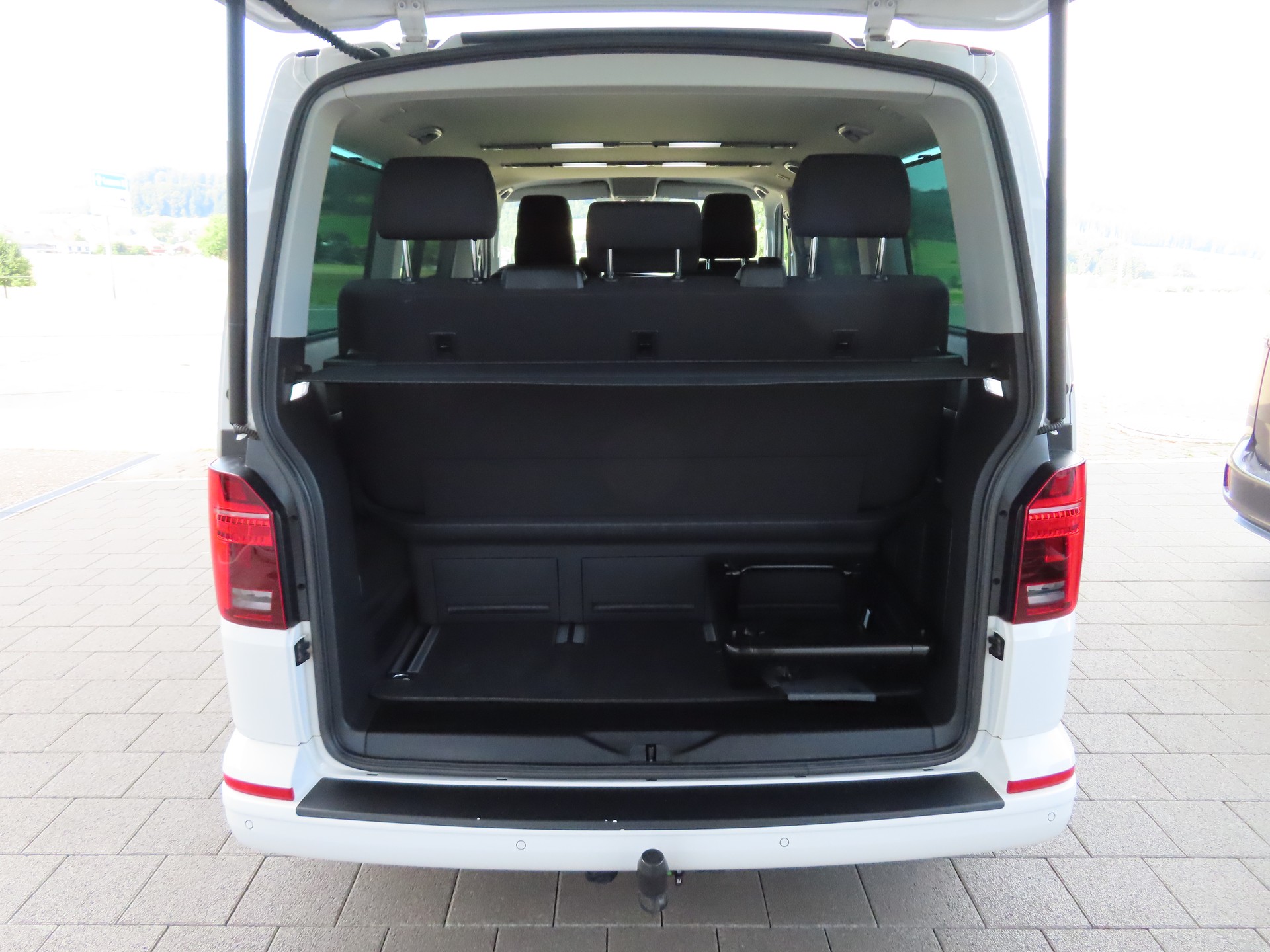 VW T6.1 Multivan 2.0 TDI Family 4Motion DSG-image-12