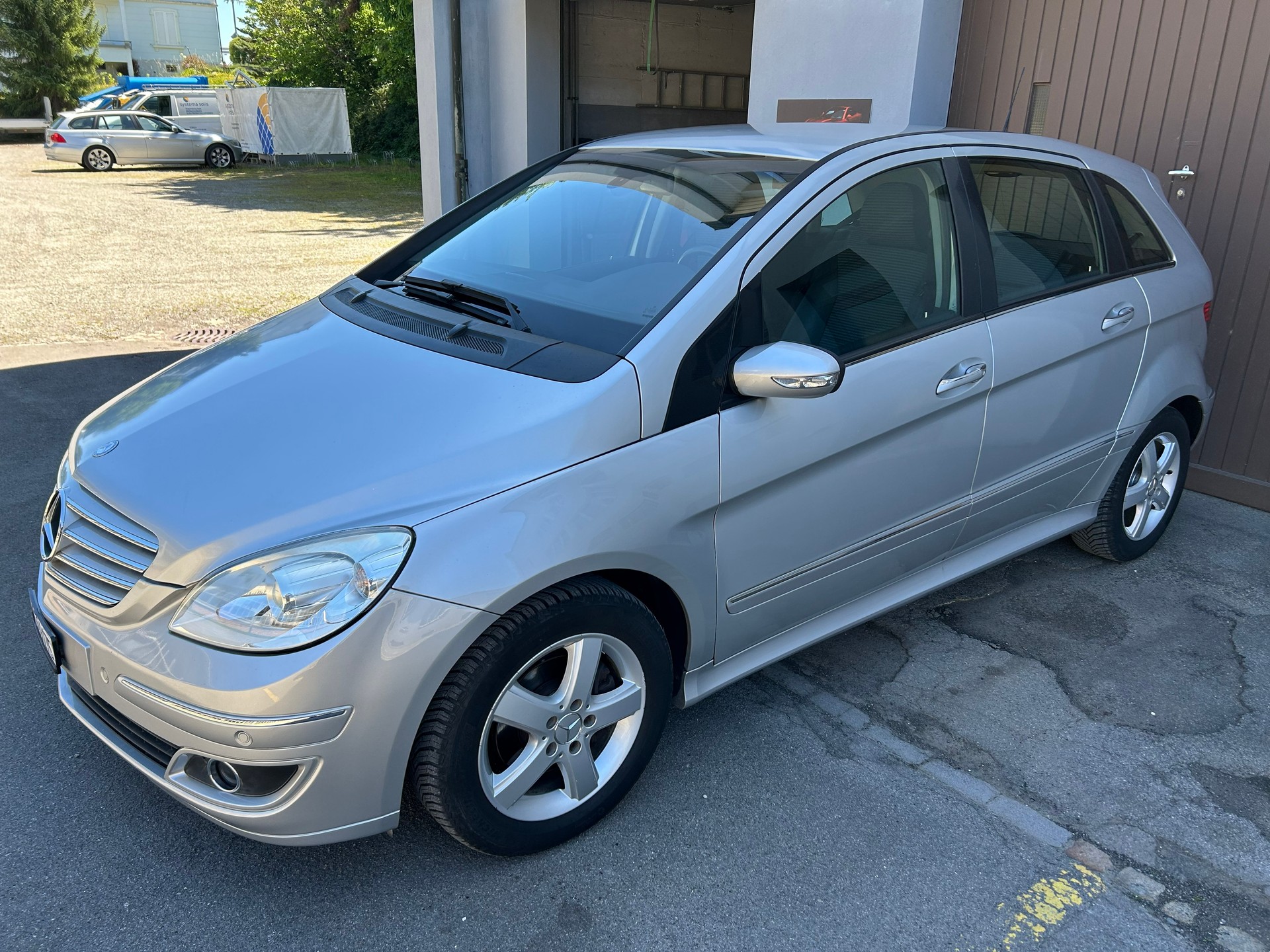 MERCEDES-BENZ B 200-image-1