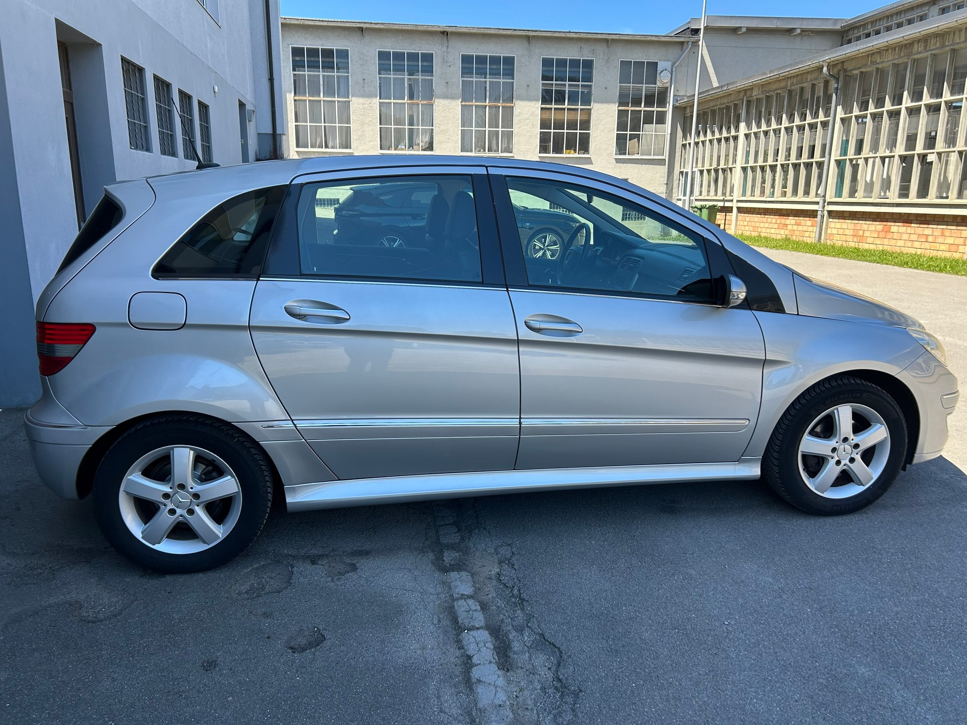 MERCEDES-BENZ B 200-image-2