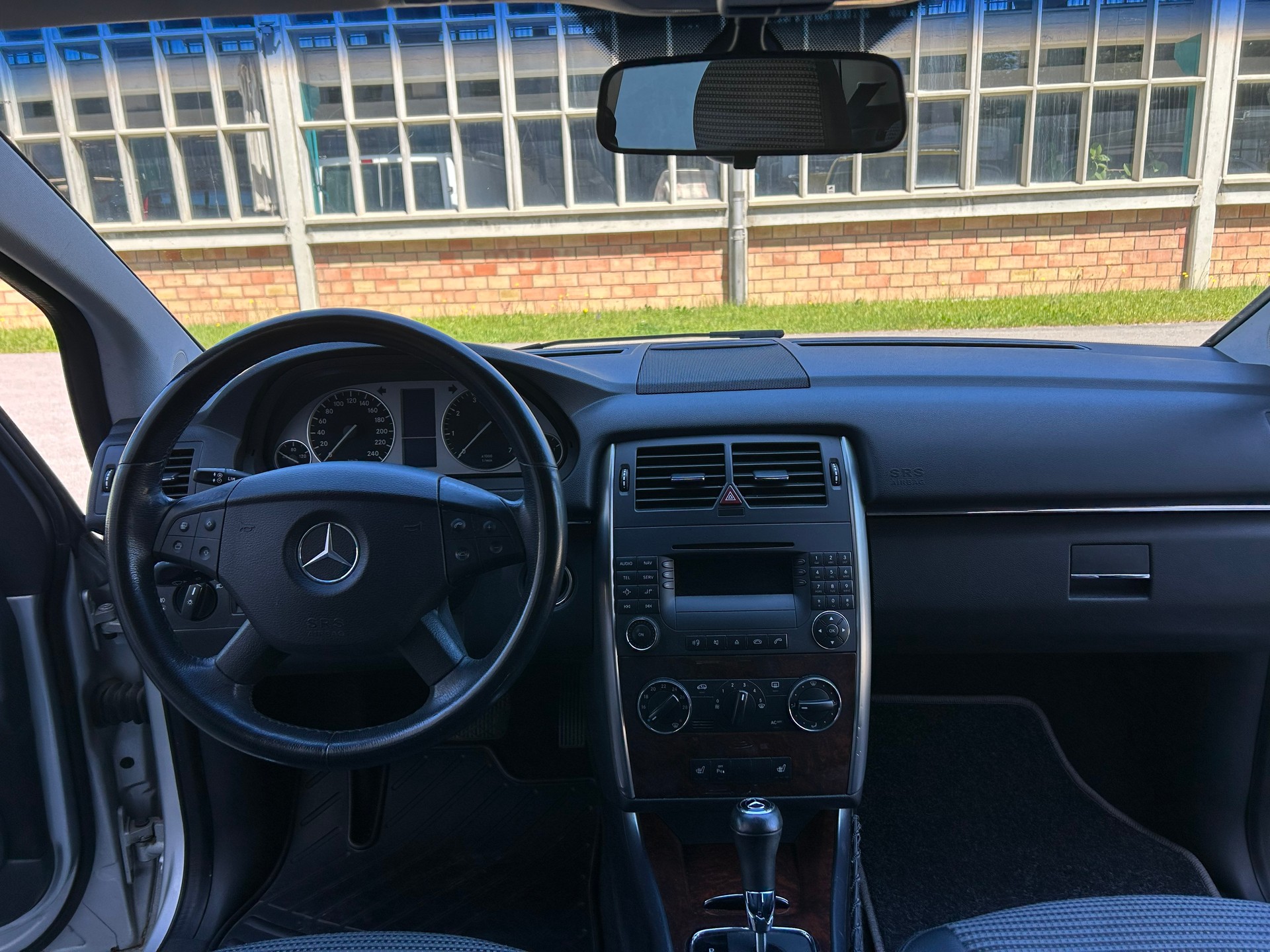 MERCEDES-BENZ B 200-image-10