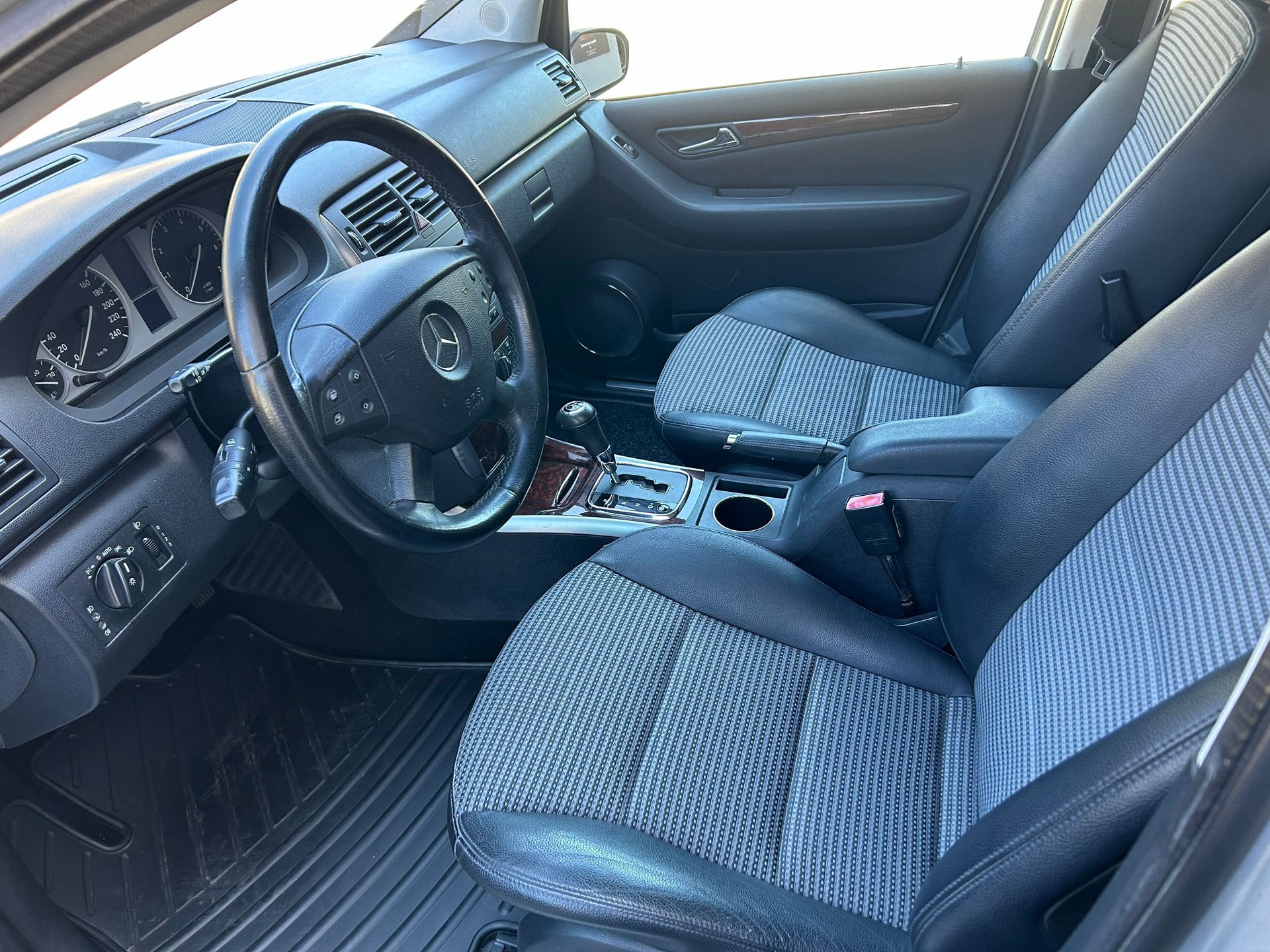 MERCEDES-BENZ B 200-image-14