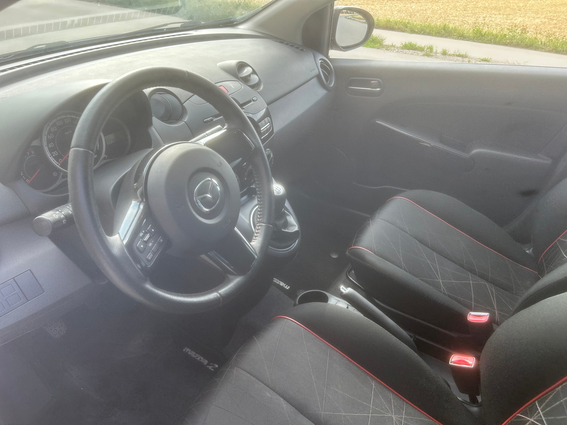 MAZDA 2 1.3i 16V Voila ma Suisse Edition-image-4