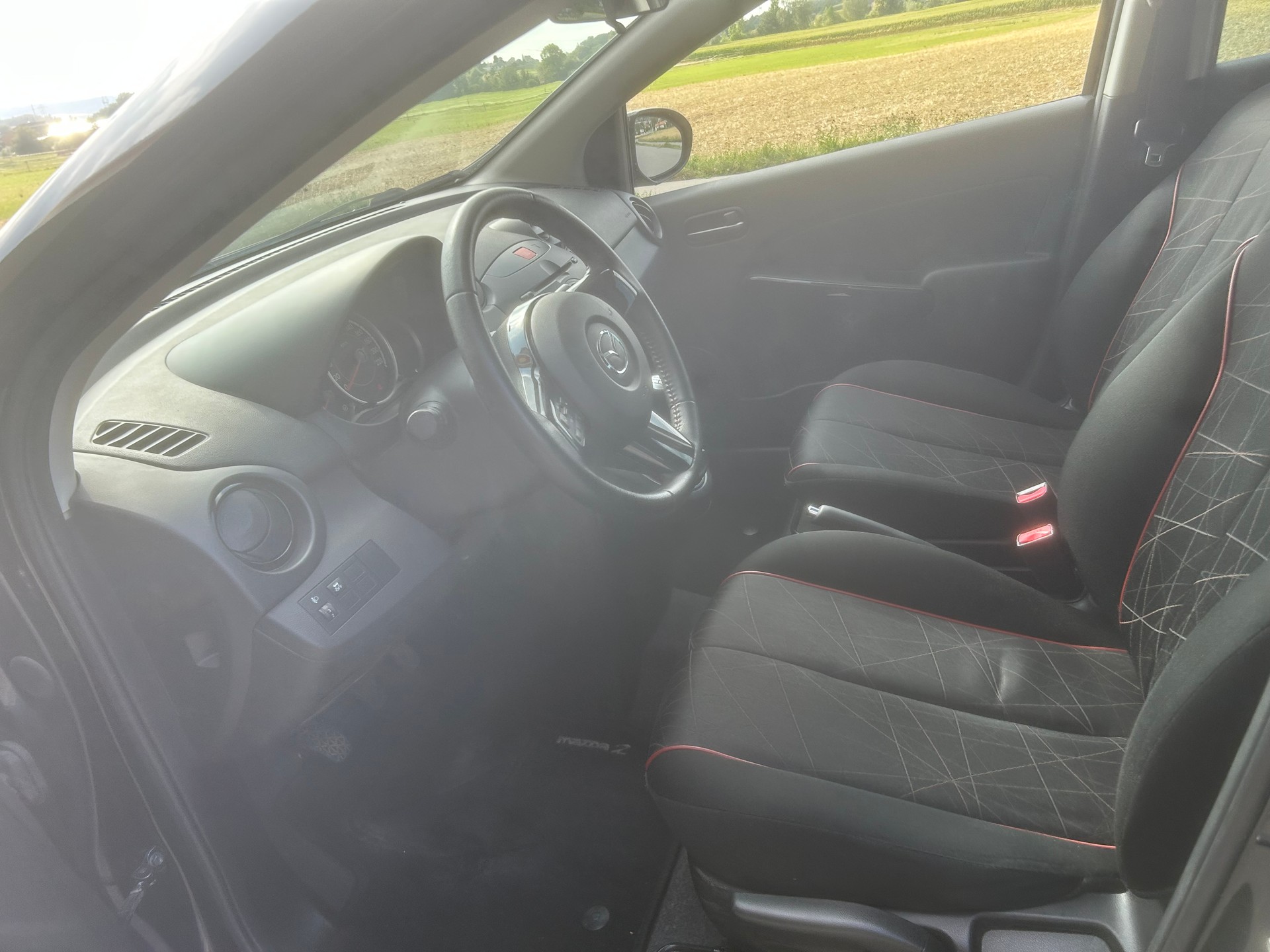 MAZDA 2 1.3i 16V Voila ma Suisse Edition-image-8