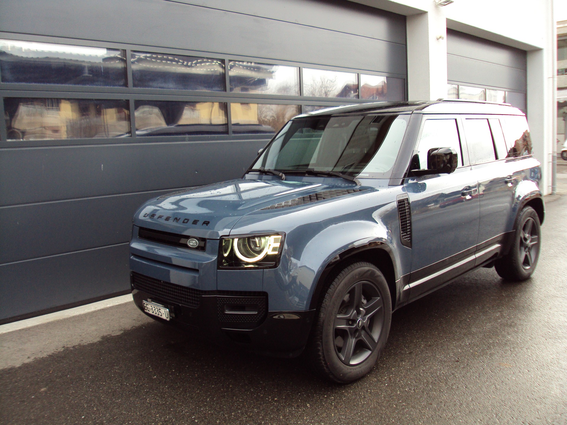LAND ROVER Defender 110 3.0 D I6 300 SE AWD AT8-image-0