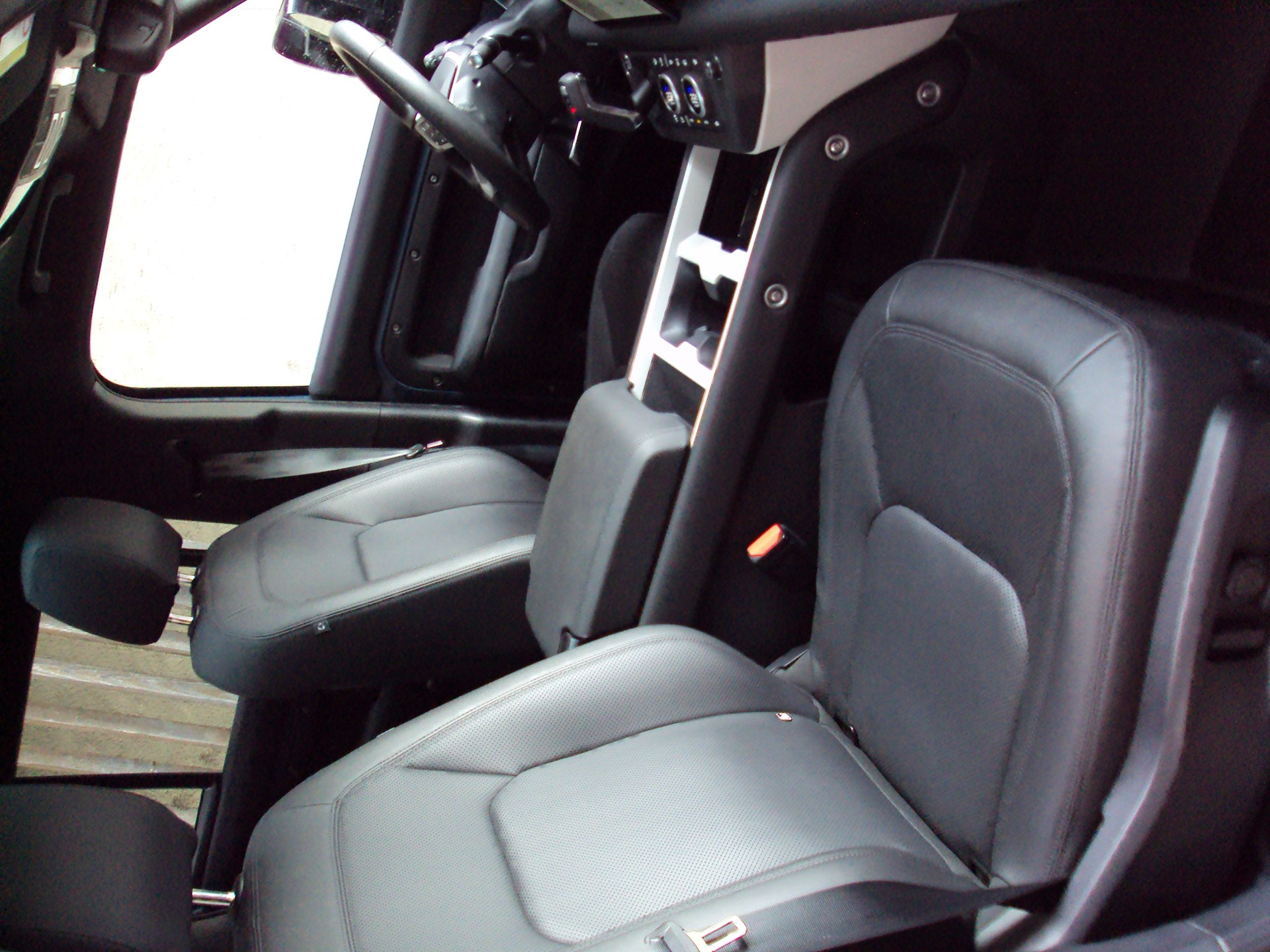 LAND ROVER Defender 110 3.0 D I6 300 SE AWD AT8-image-6