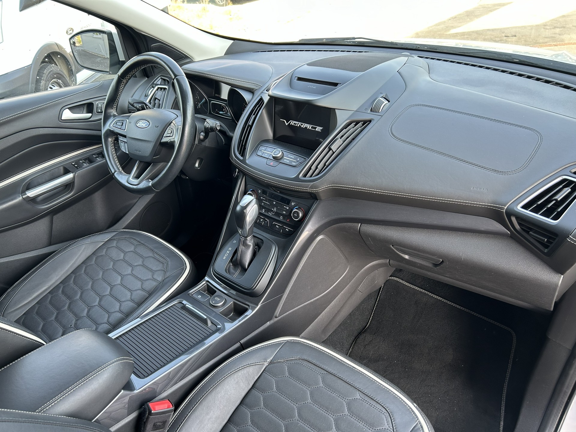 FORD Kuga 2.0 TDCi Vignale 4WD PowerShift-image-4