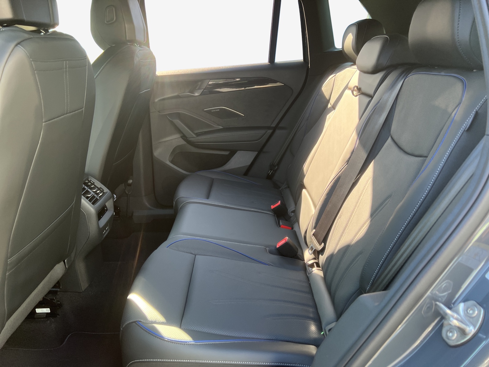 VW Tiguan 2.0 TDI SCR R-Line 4Motion DSG-image-11