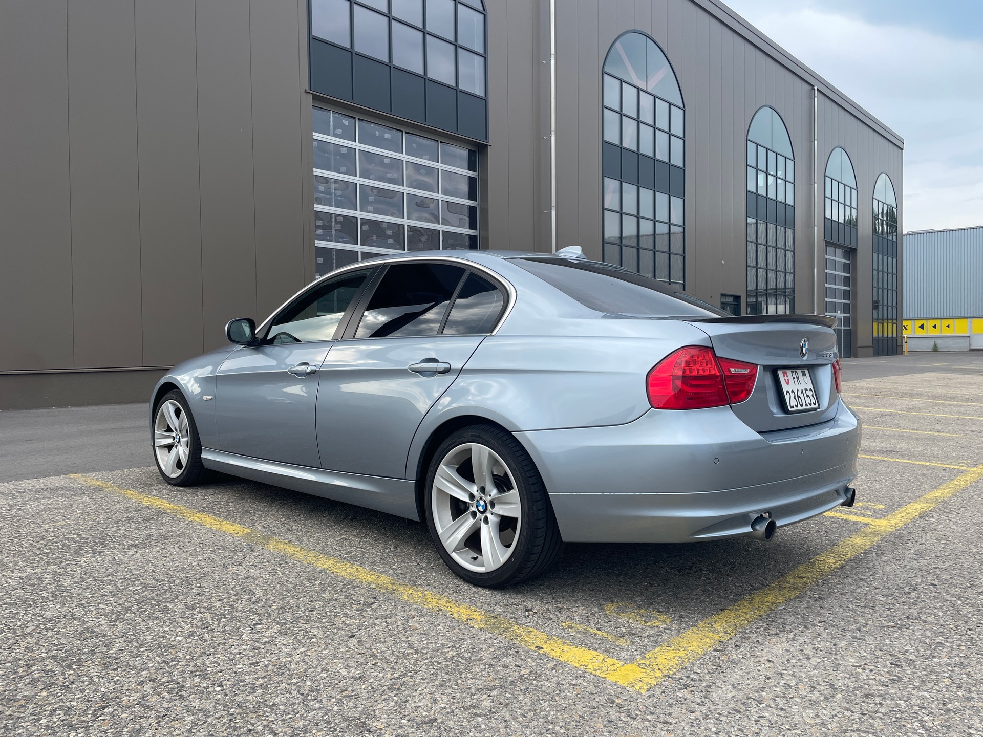 BMW 335i xDrive-image-2
