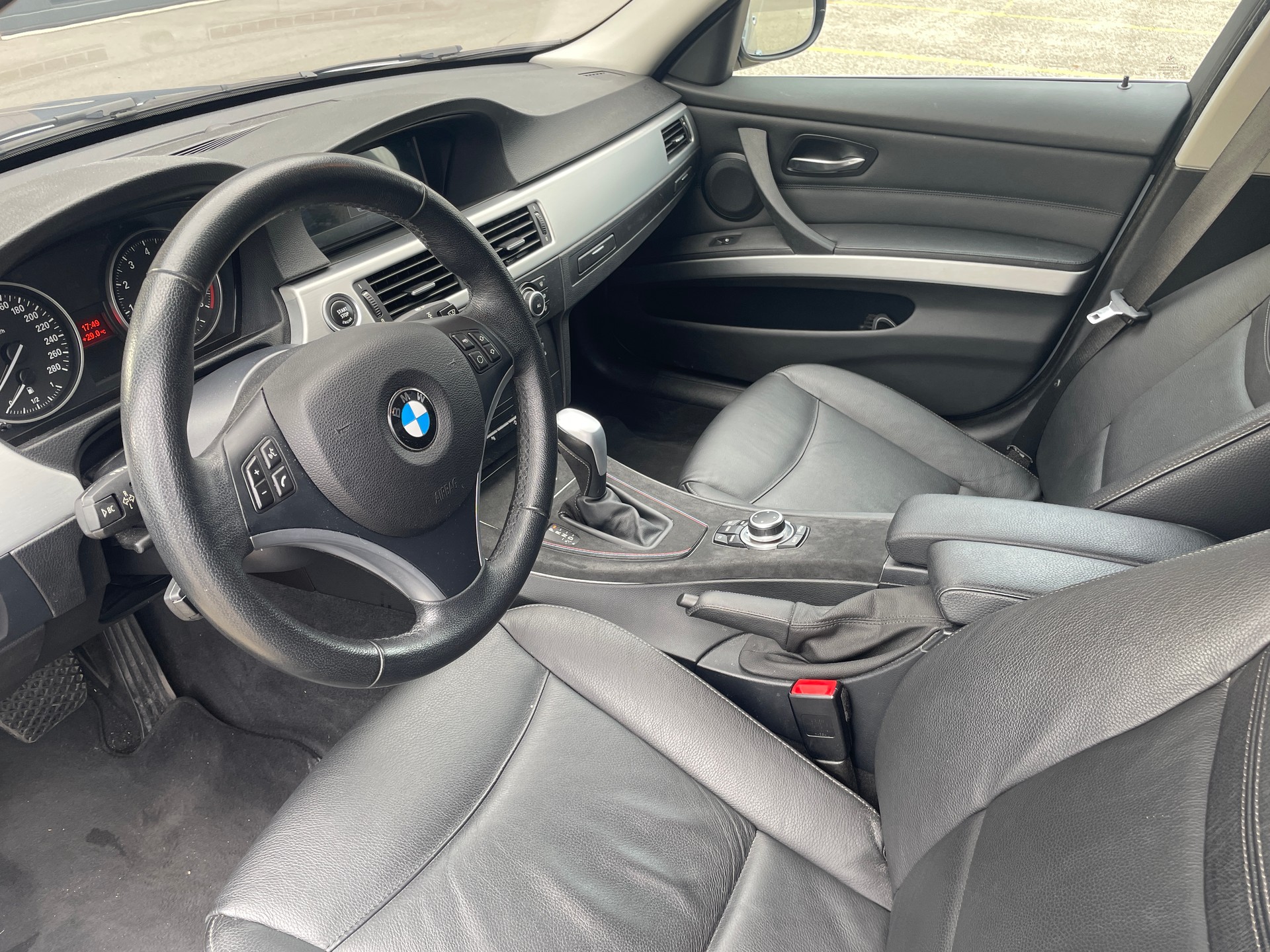 BMW 335i xDrive-image-5