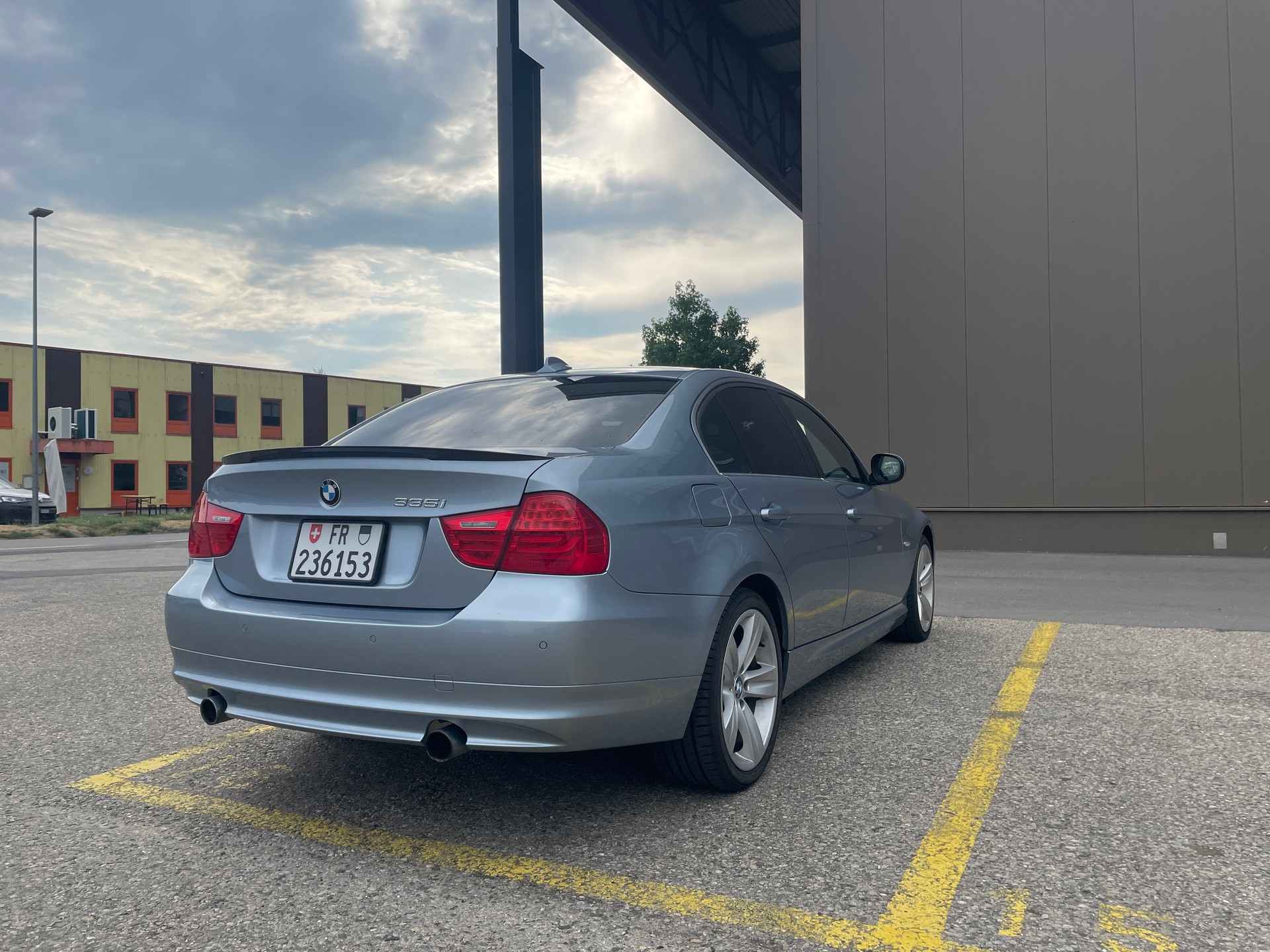 BMW 335i xDrive-image-3