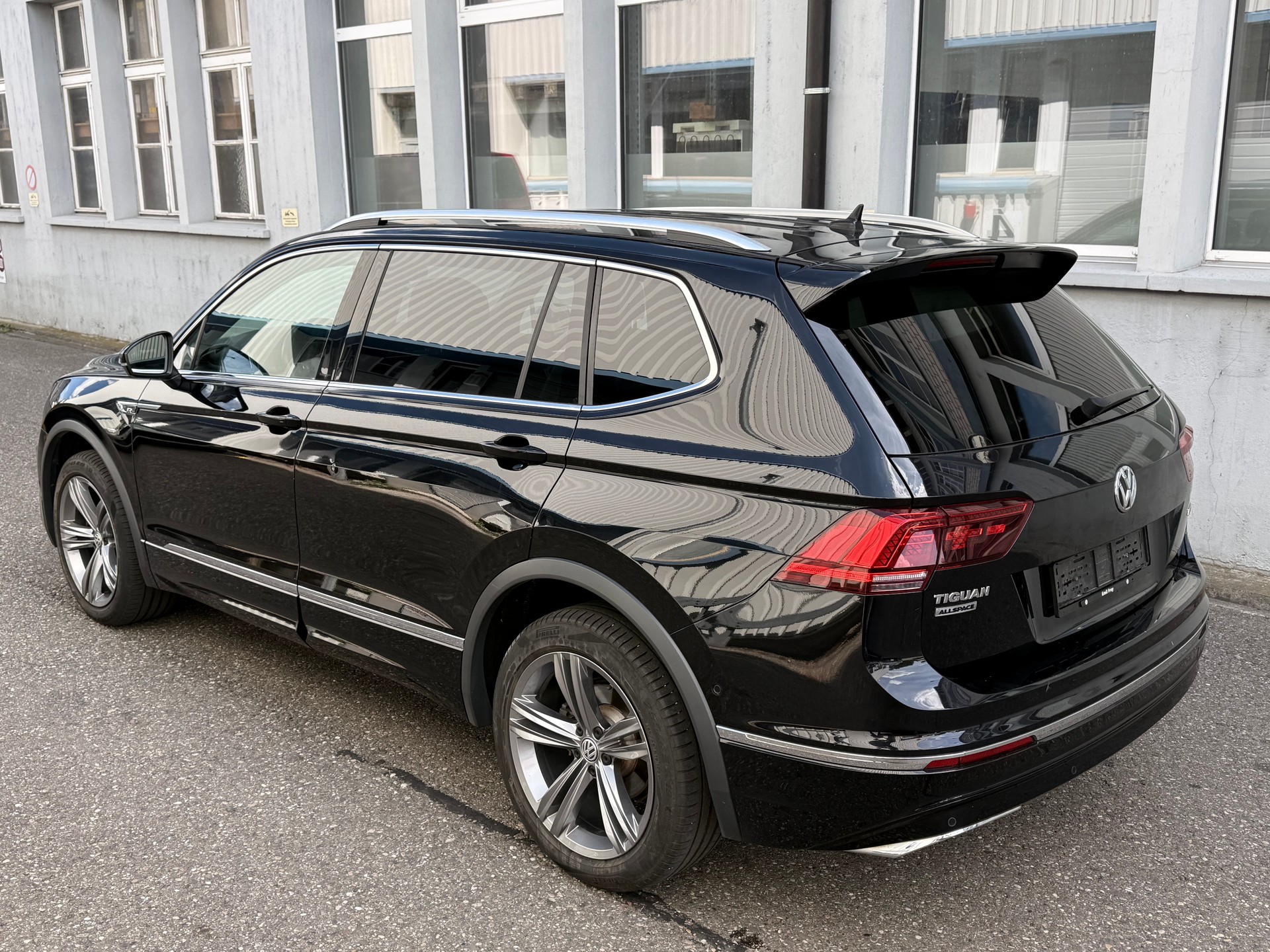 VW Tiguan Allspace 2.0 TDI SCR R-Line 4Motion DSG-image-3