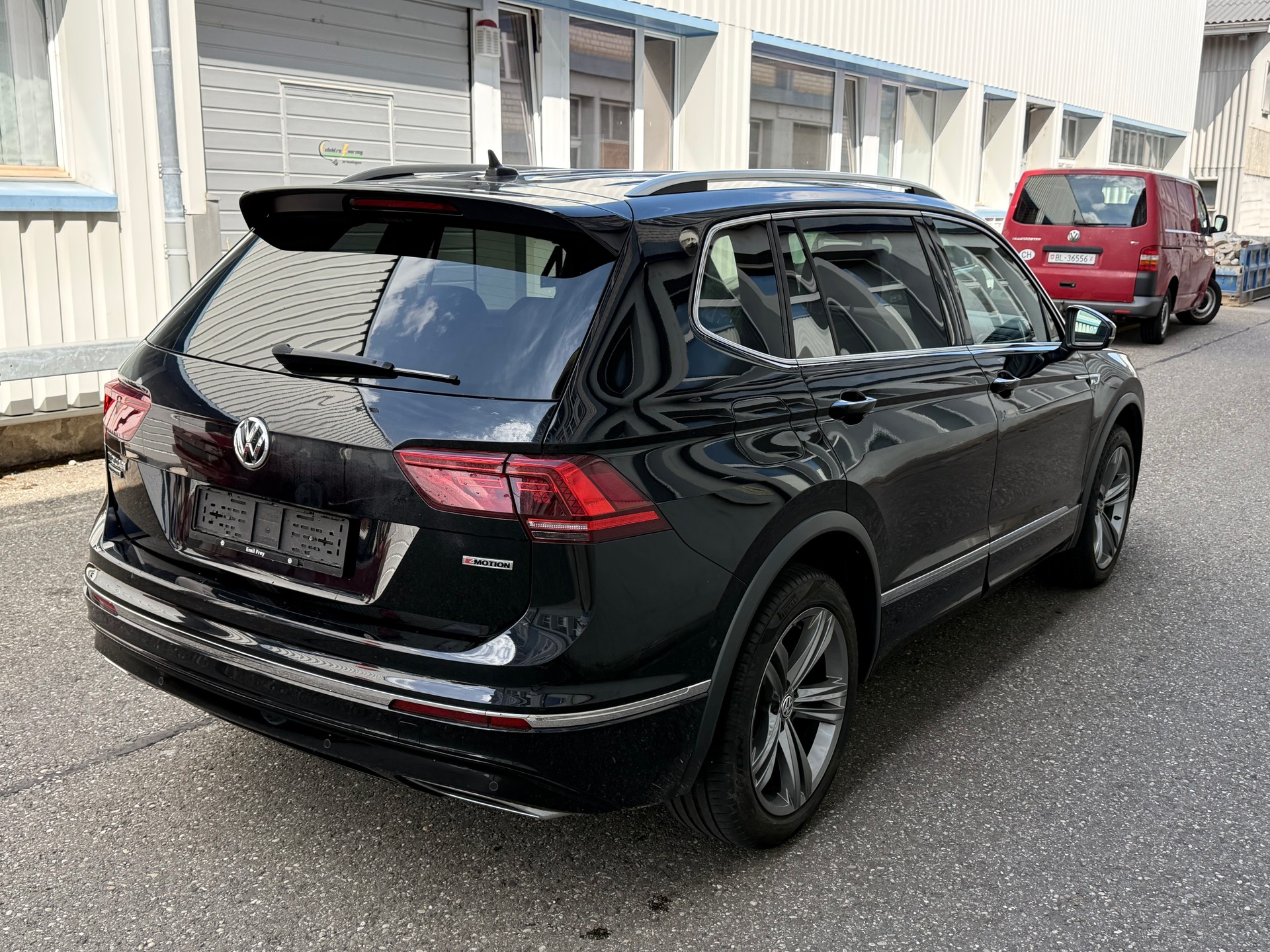 VW Tiguan Allspace 2.0 TDI SCR R-Line 4Motion DSG-image-2