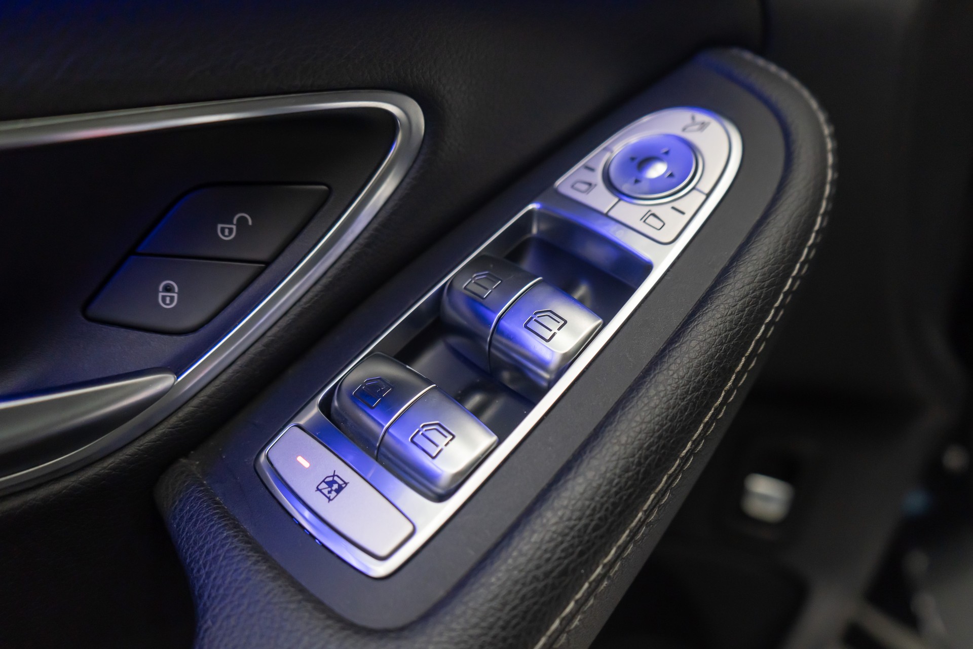 MERCEDES-BENZ C 200 Swiss Star AMG Line 4M 9G-Tronic-image-21
