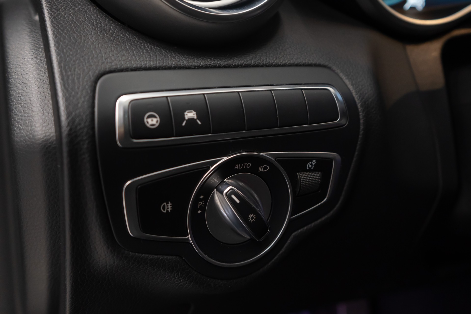 MERCEDES-BENZ C 200 Swiss Star AMG Line 4M 9G-Tronic-image-23