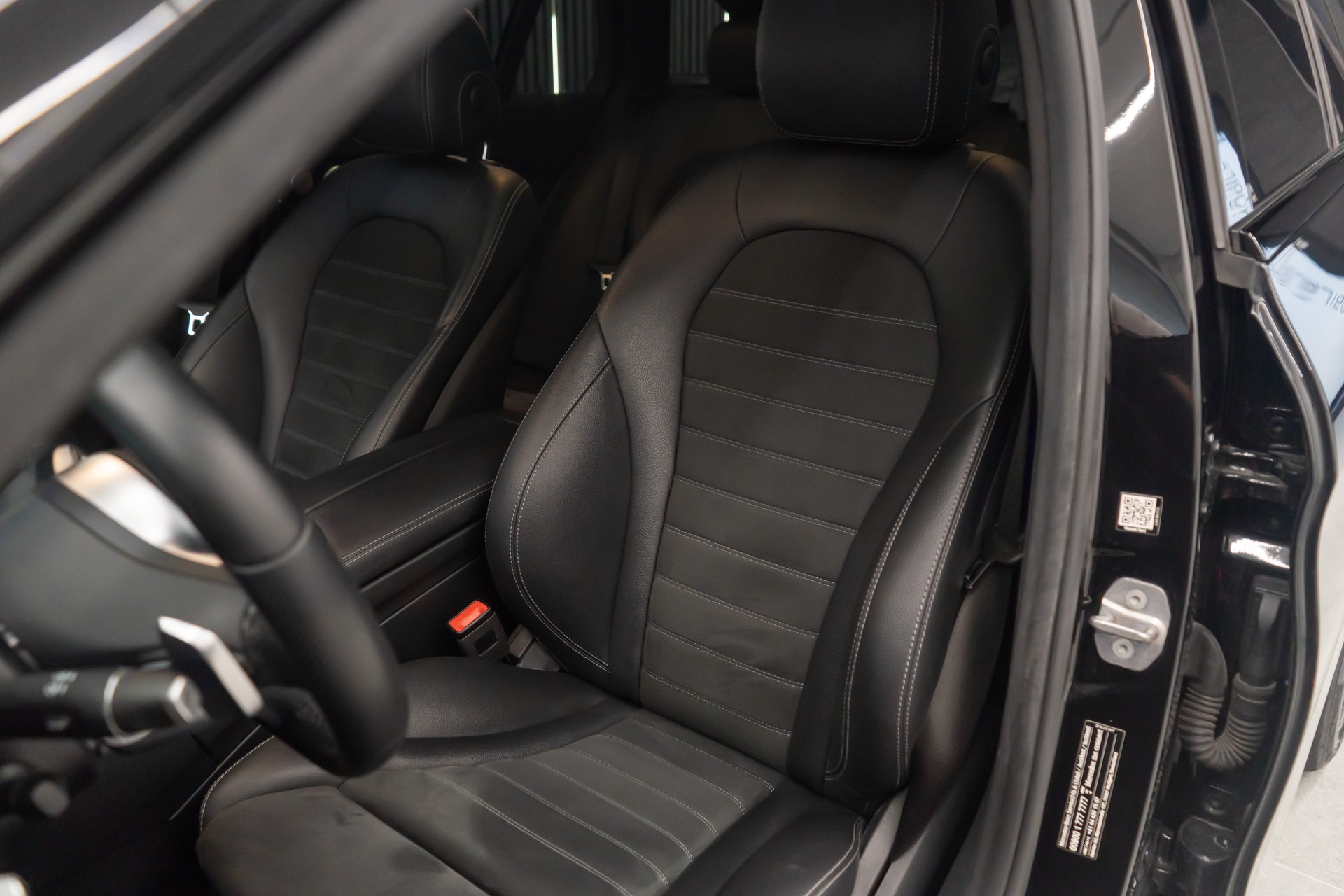 MERCEDES-BENZ C 200 Swiss Star AMG Line 4M 9G-Tronic-image-12