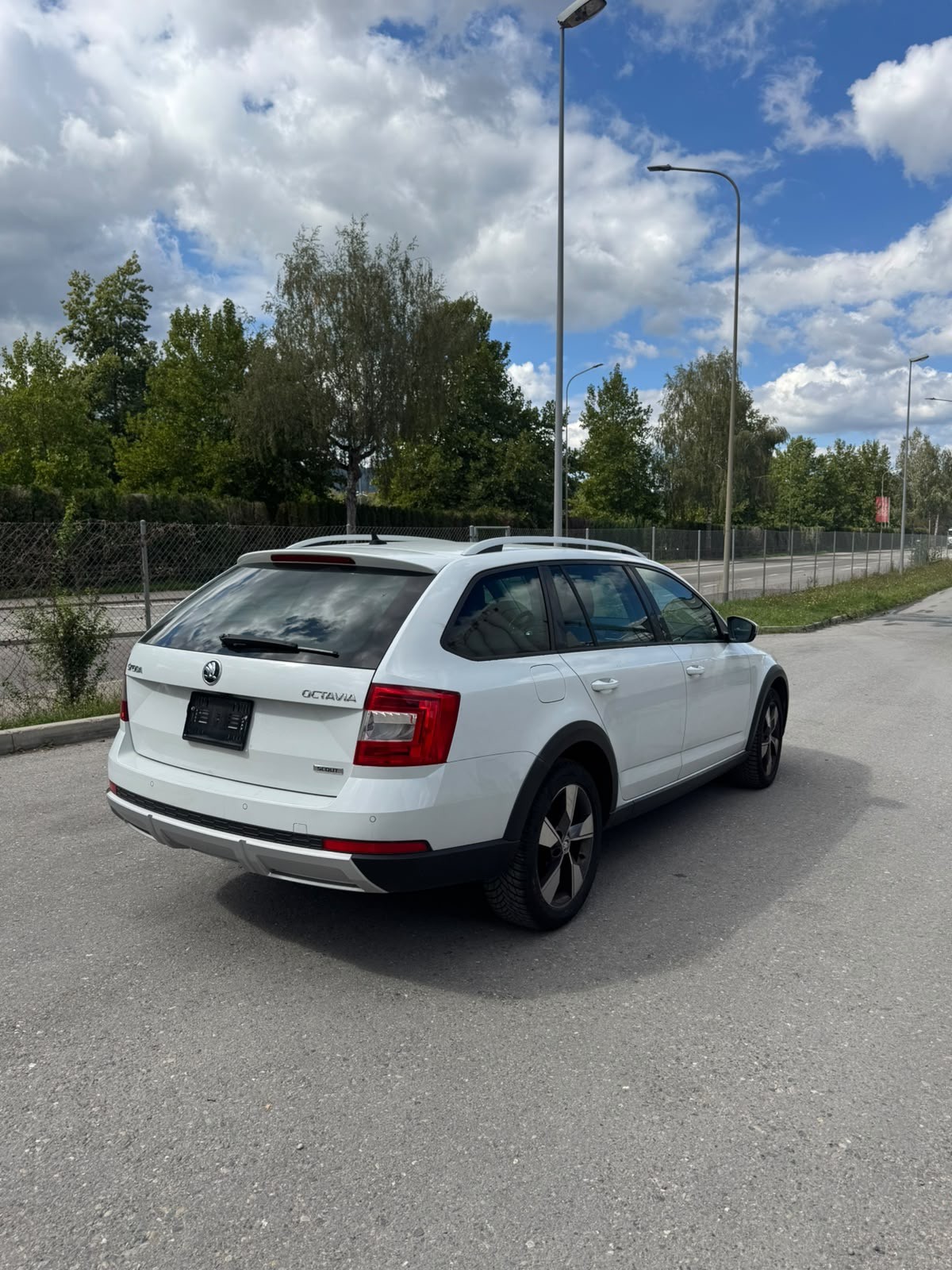 SKODA Octavia Combi 2.0 TDI Scout 4x4 DSG-showroom-element-3