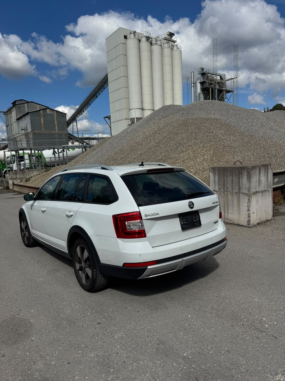 SKODA Octavia Combi 2.0 TDI Scout 4x4 DSG-showroom-element-1
