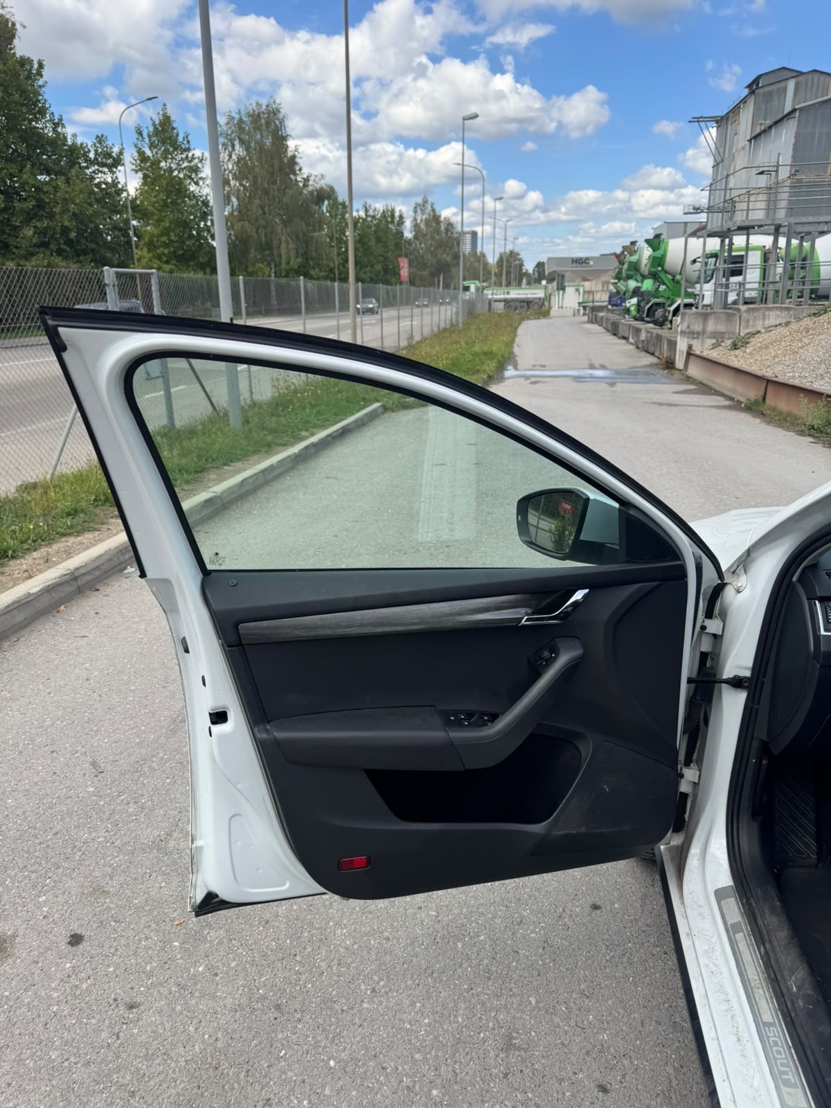 SKODA Octavia Combi 2.0 TDI Scout 4x4 DSG-image-15