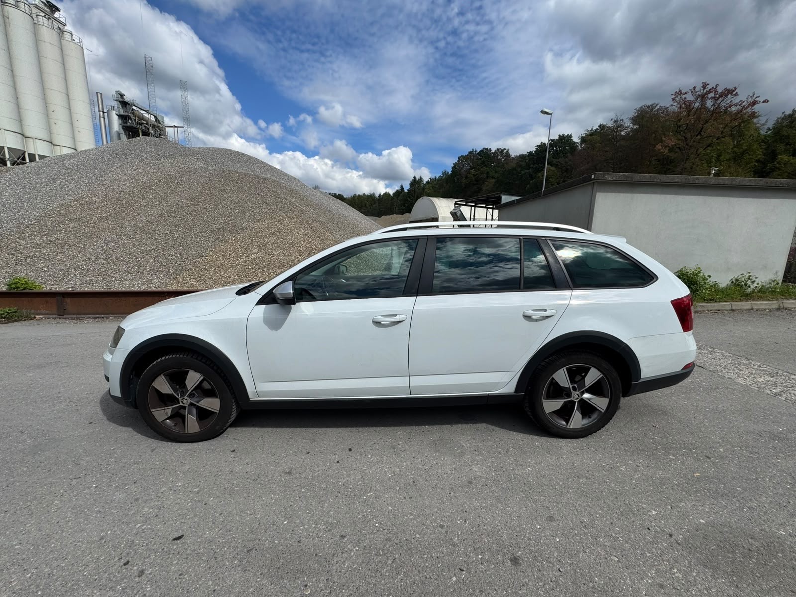 SKODA Octavia Combi 2.0 TDI Scout 4x4 DSG-image-7