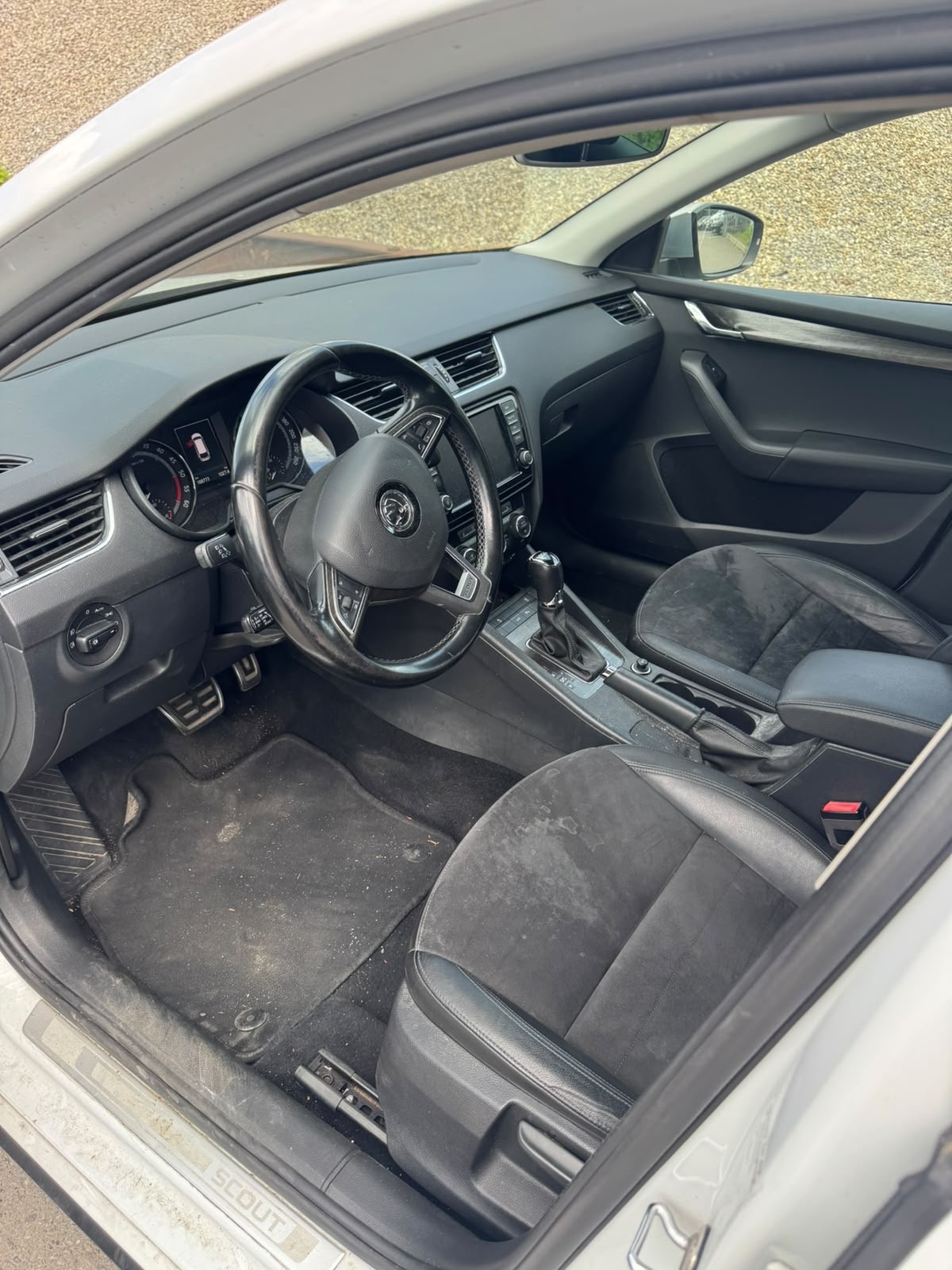 SKODA Octavia Combi 2.0 TDI Scout 4x4 DSG-image-11