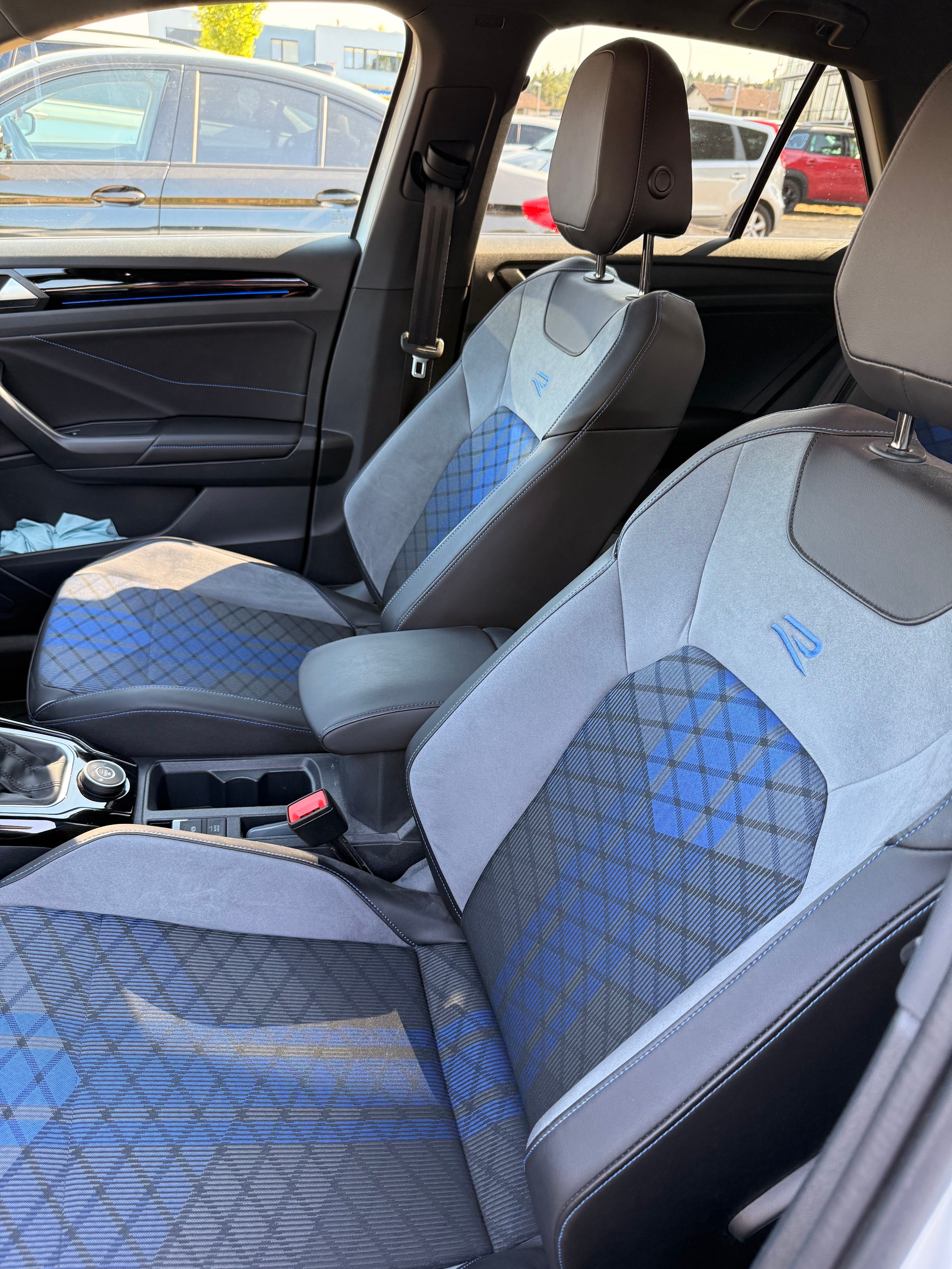 VW 2.0 TSI R DSG 4motion-image-2