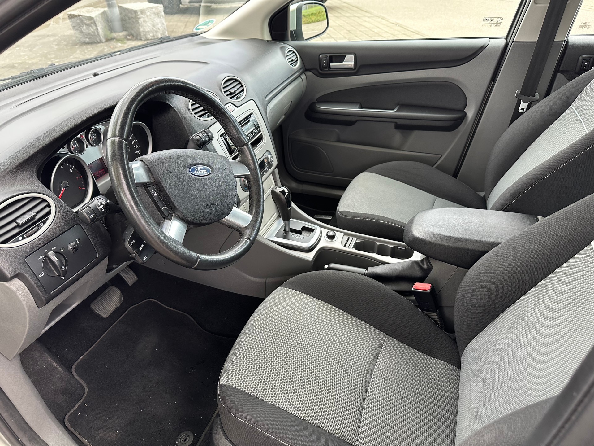 FORD Focus 2.0i Carving Automatic-image-9