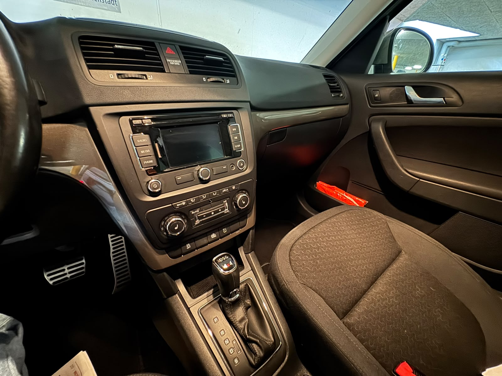 SKODA Yeti 2.0 TDI Elegance Outdoor 4x4 DSG-image-17